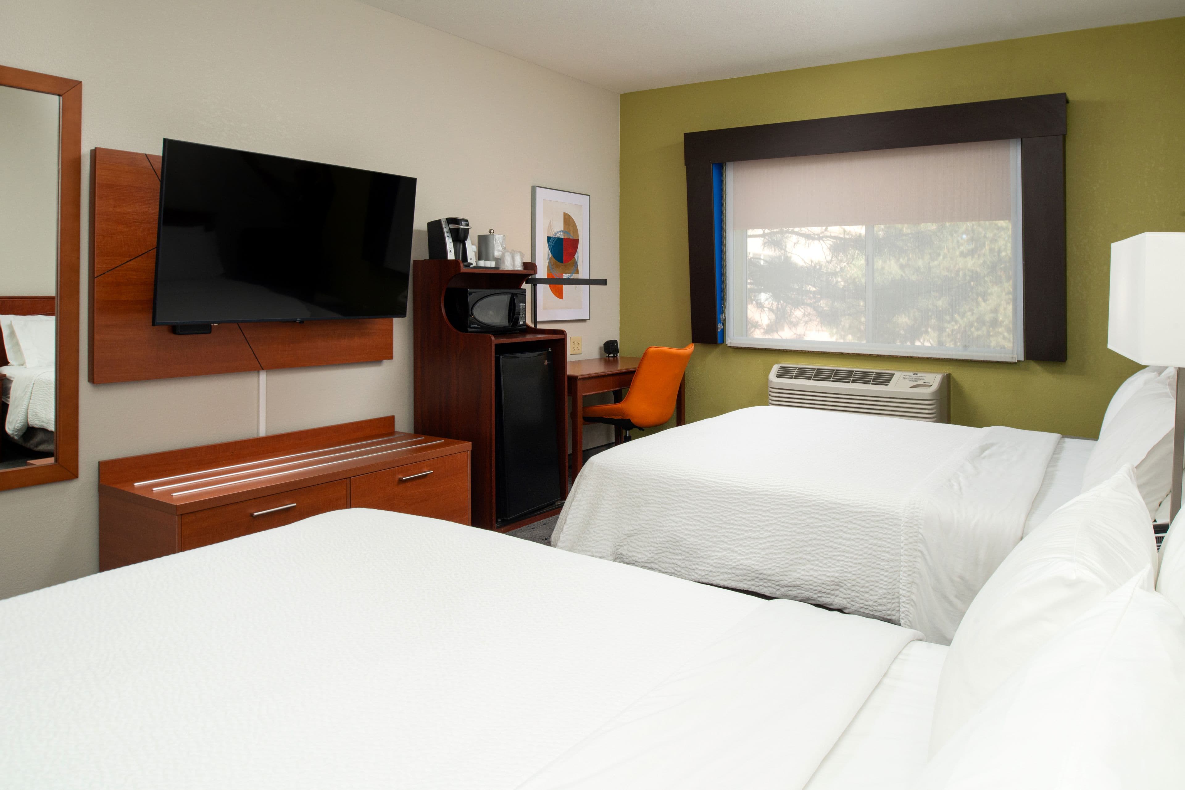 Holiday Inn Express & Suites Farmington (Bloomfield) — 35