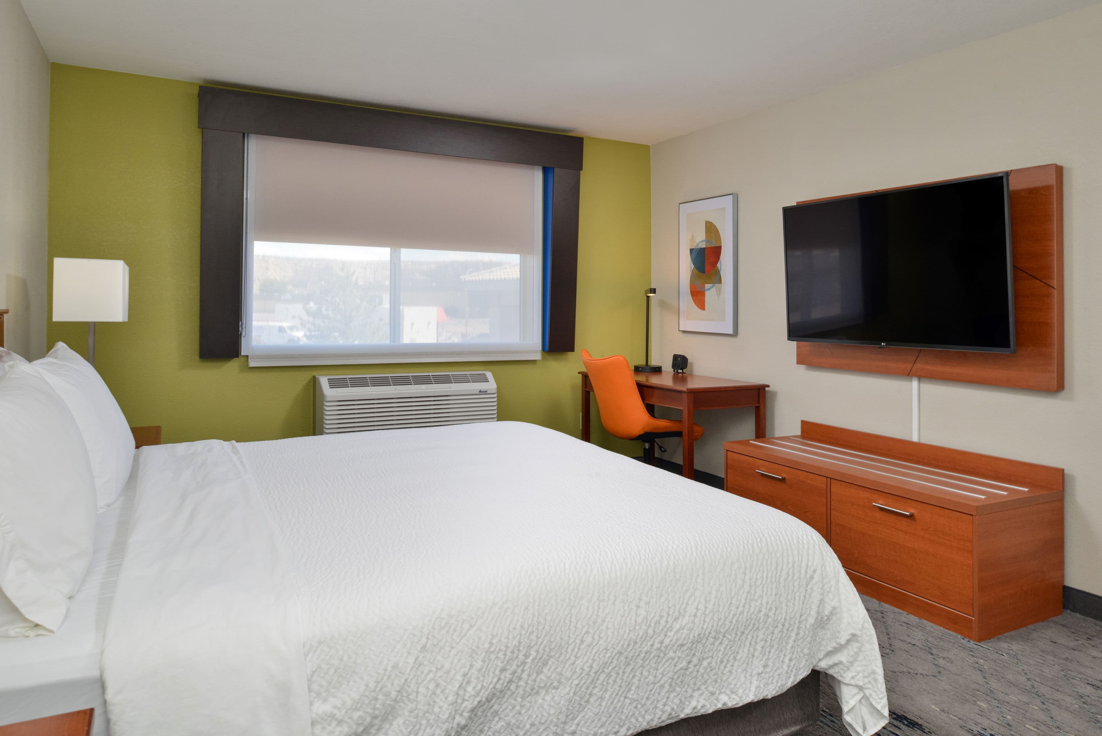Holiday Inn Express & Suites Farmington (Bloomfield) — 48