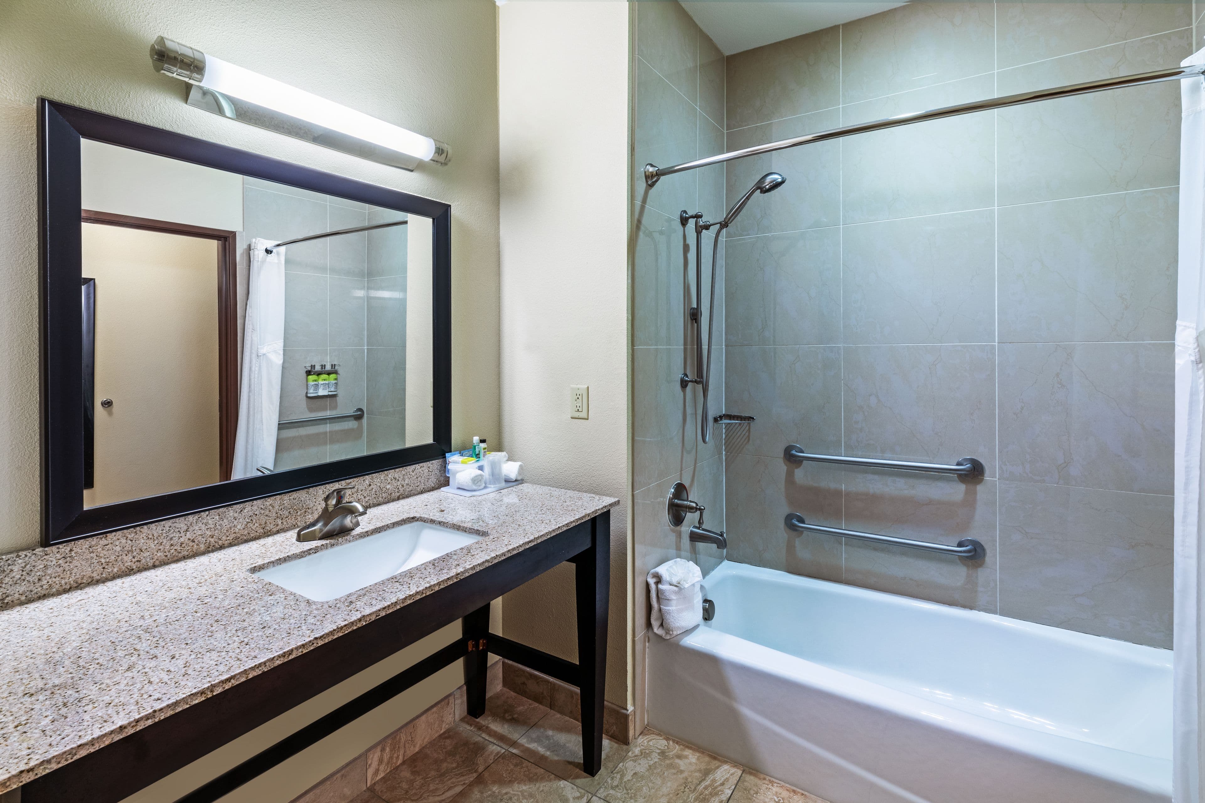 Holiday Inn Express & Suites Floresville — 8