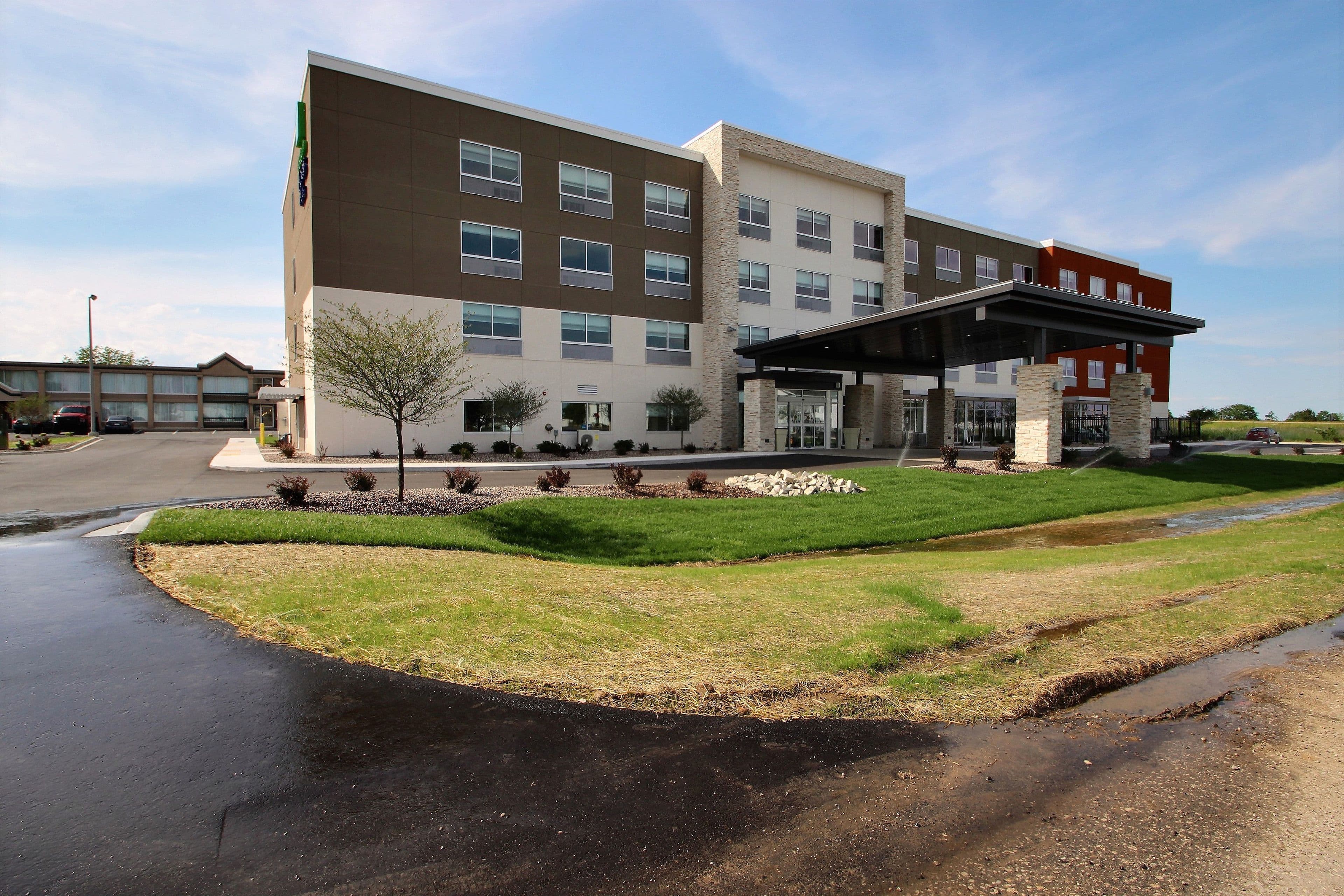 Holiday Inn Express & Suites Fond Du Lac - Image 1