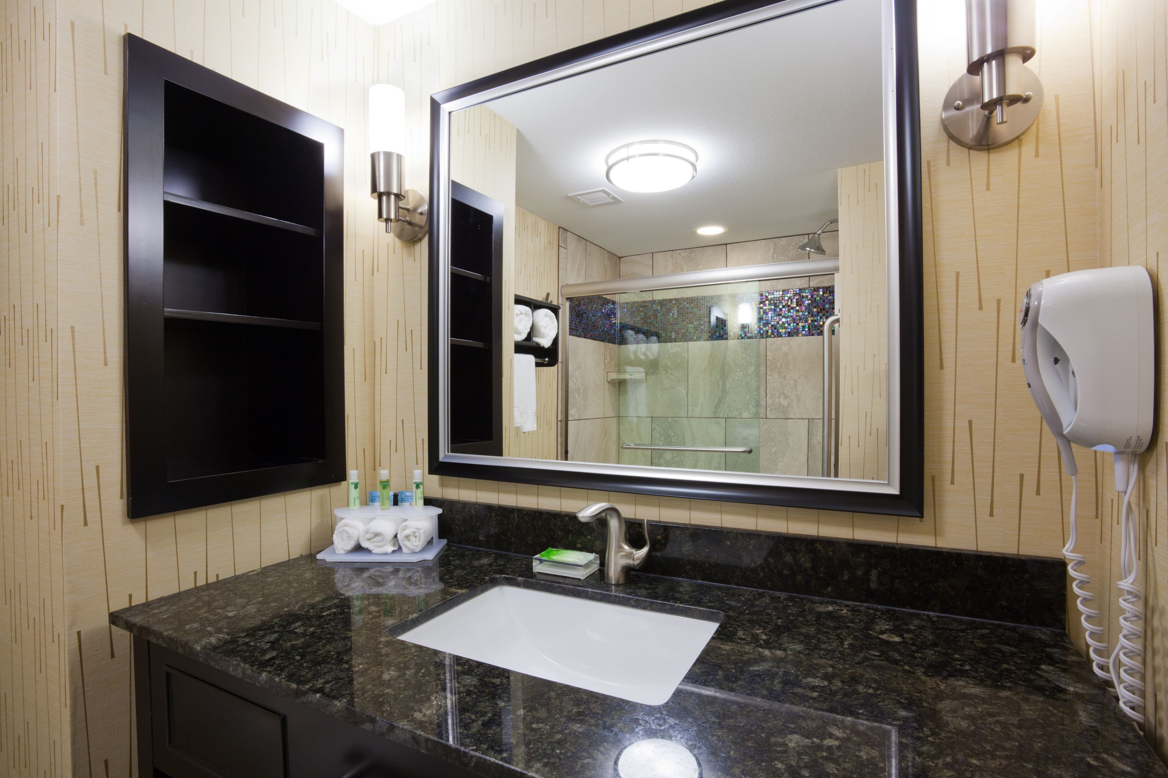 Holiday Inn Express & Suites Fort Dodge — 9