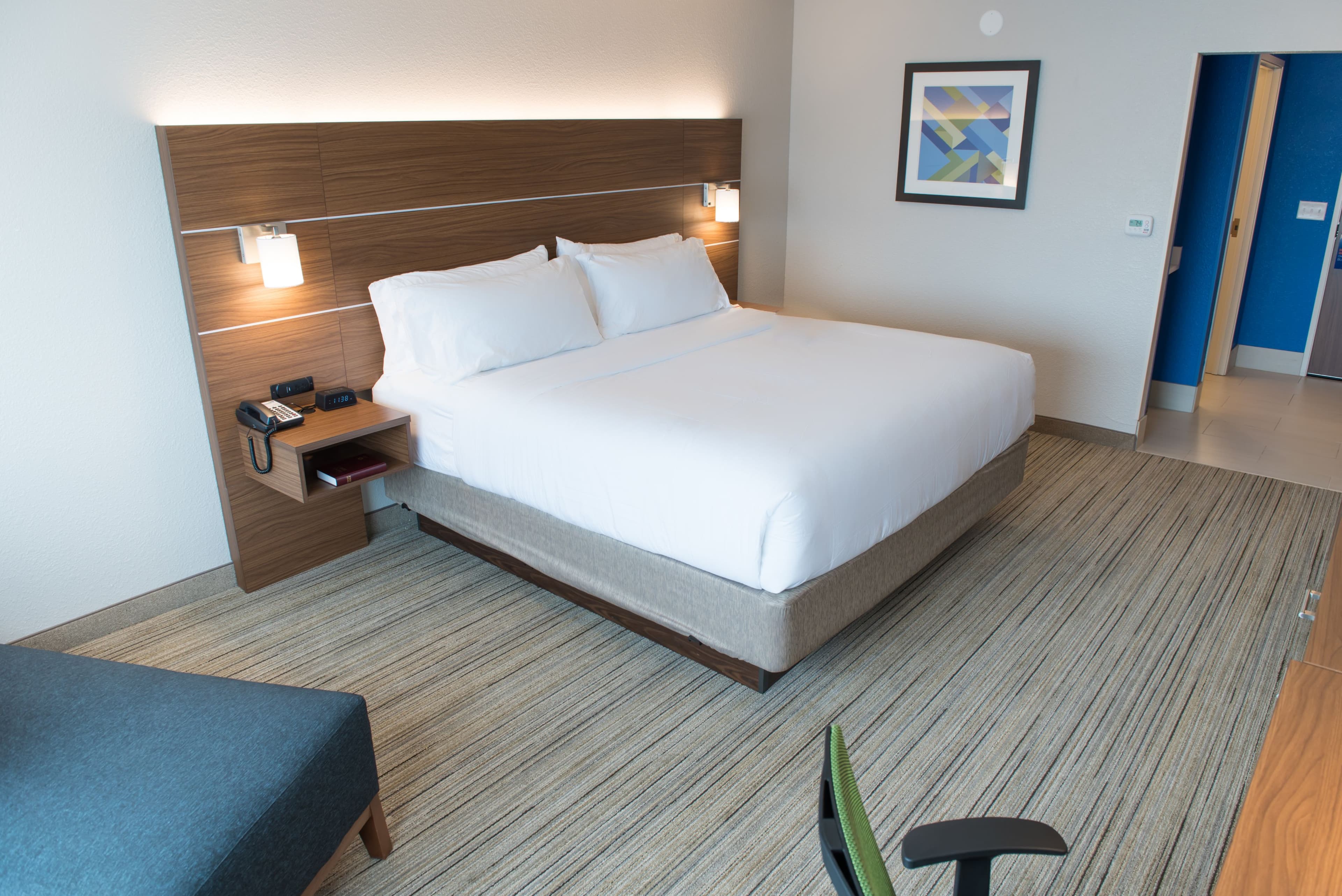 Holiday Inn Express & Suites Fort Wayne North — 7