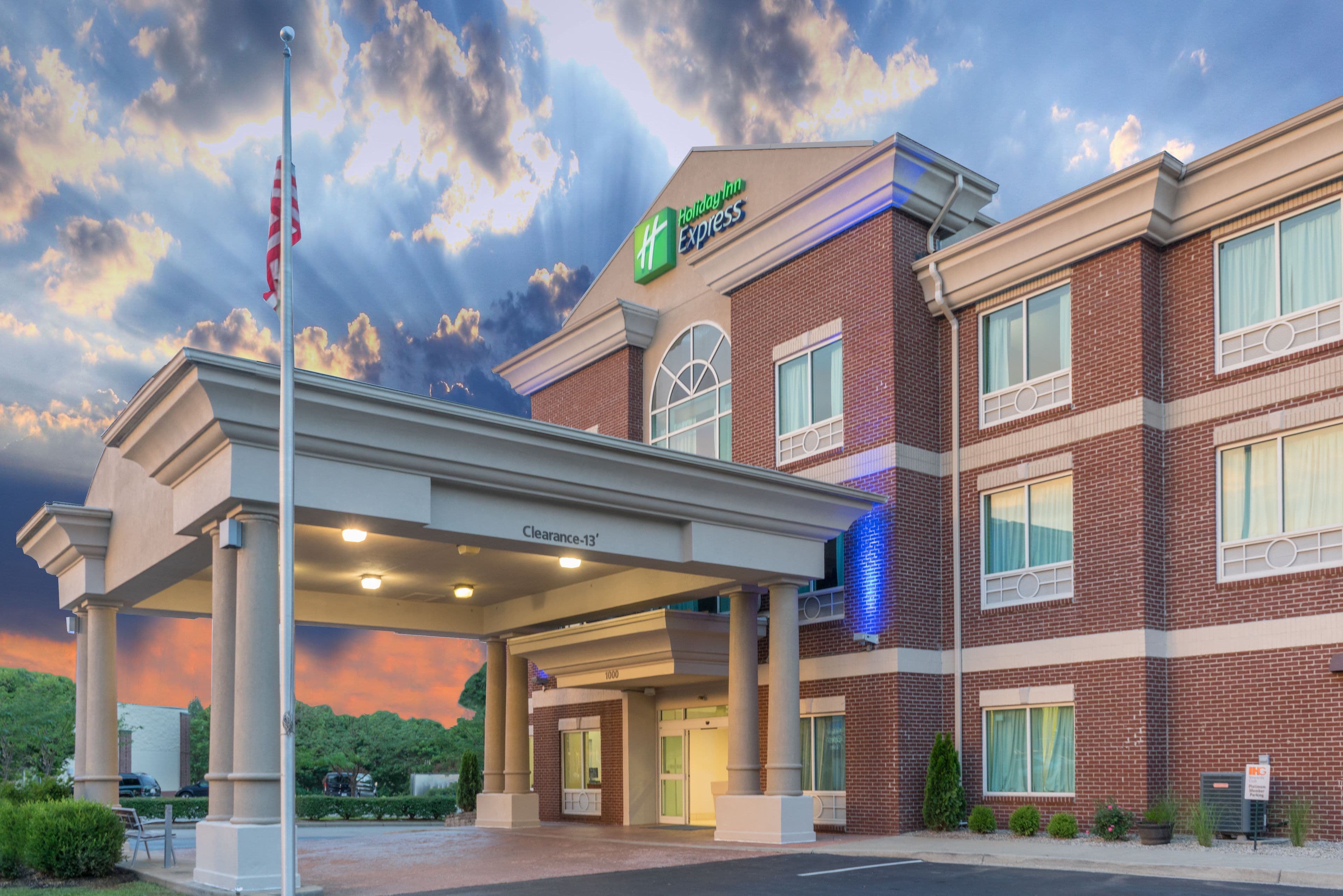 Holiday Inn Express & Suites Frankfort - Image 1
