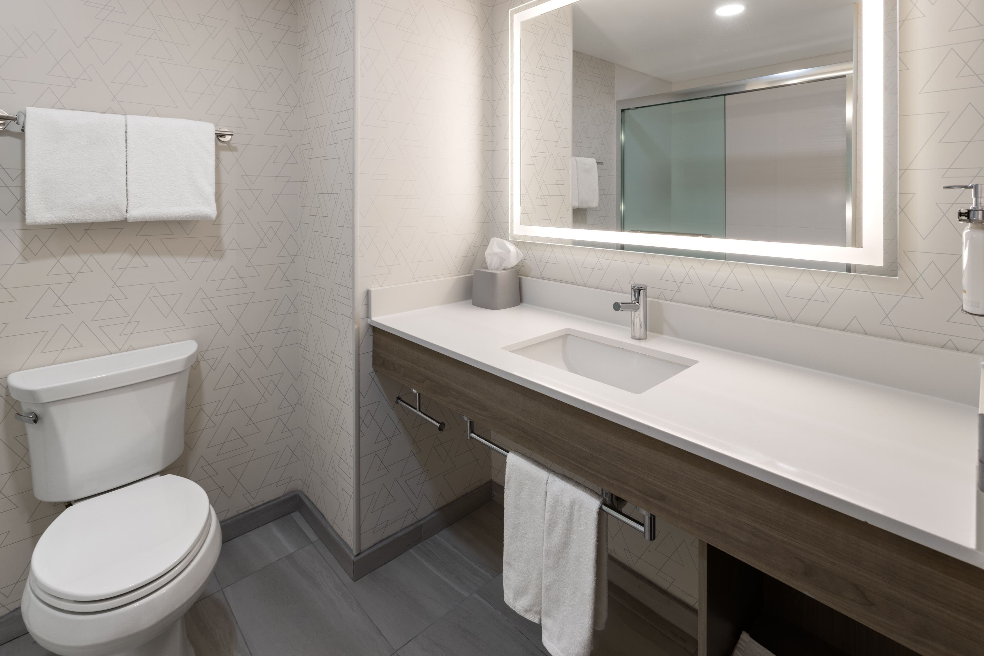 Holiday Inn Express & Suites Freeport - Brunswick Area - Image 2