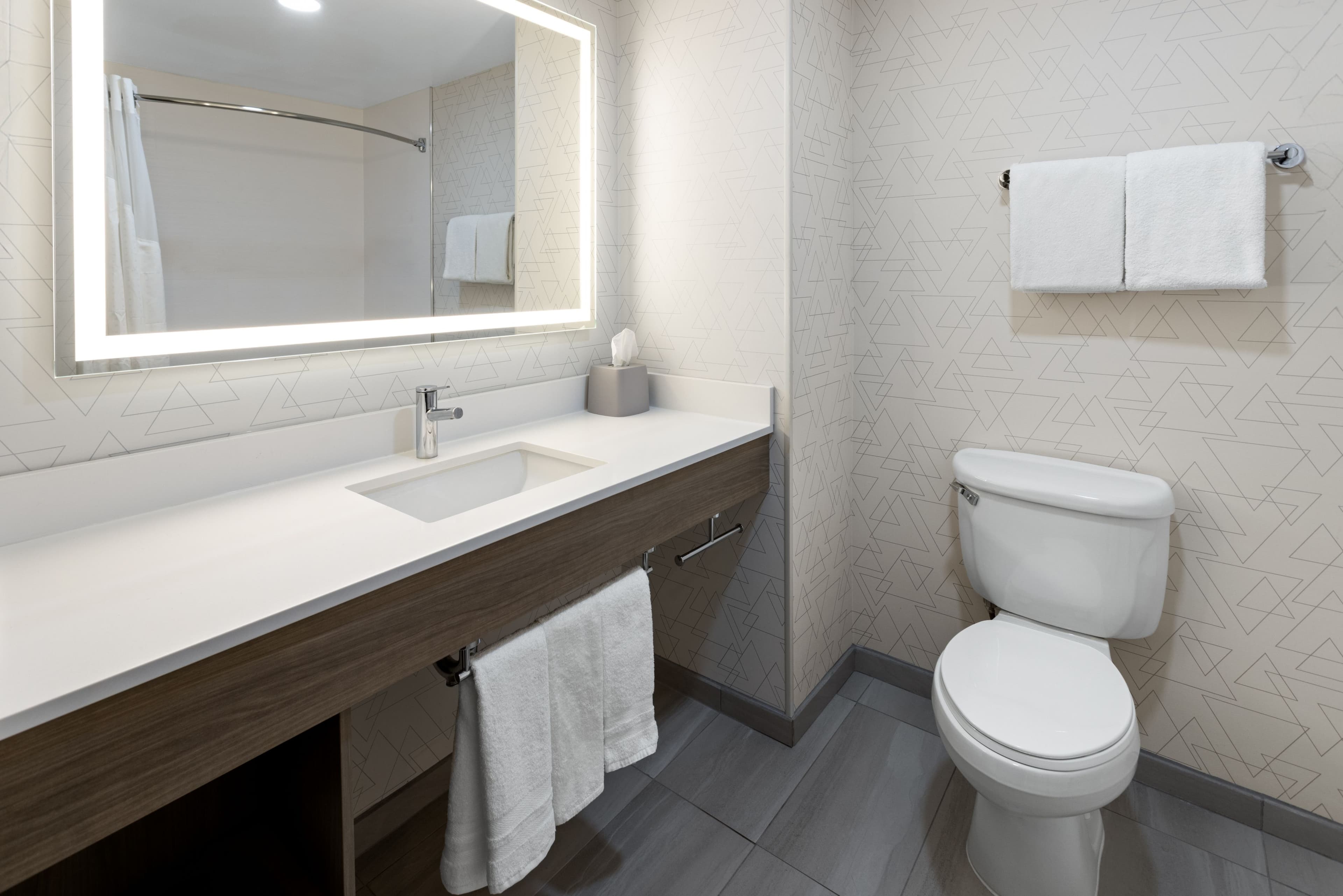 Holiday Inn Express & Suites Freeport - Brunswick Area - Image 3