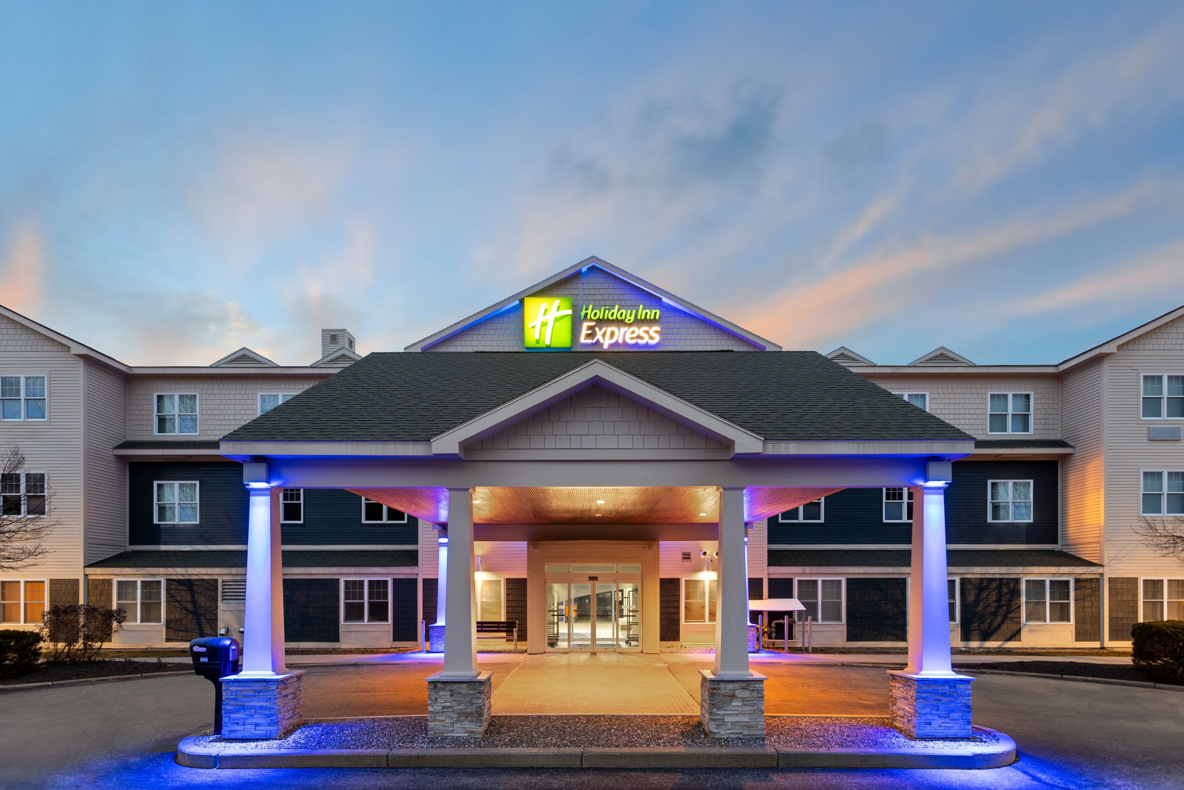 Holiday Inn Express & Suites Freeport - Brunswick Area - Image 1