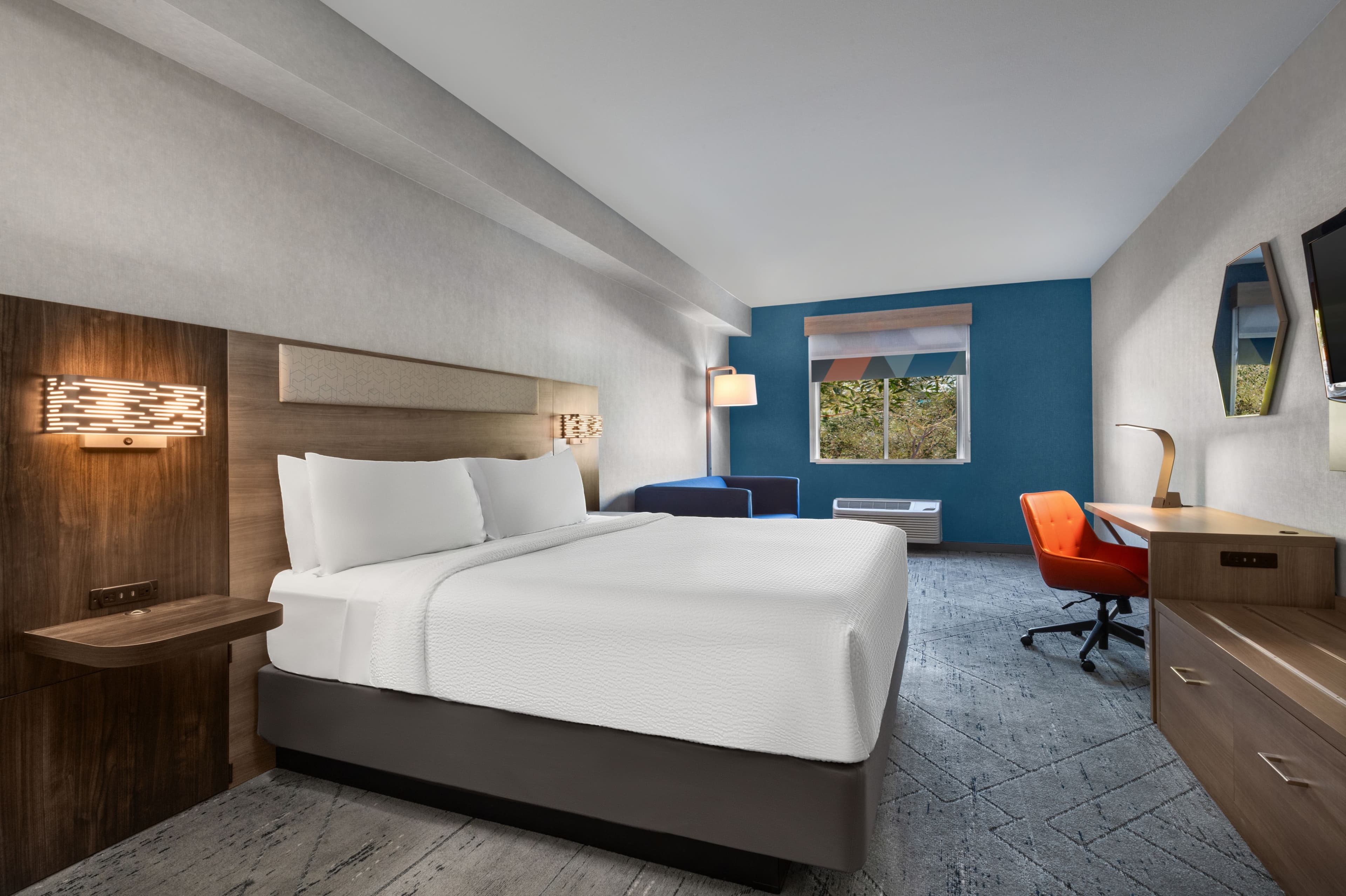 Holiday Inn Express & Suites Fresno (River Park) Hwy 41 — 23