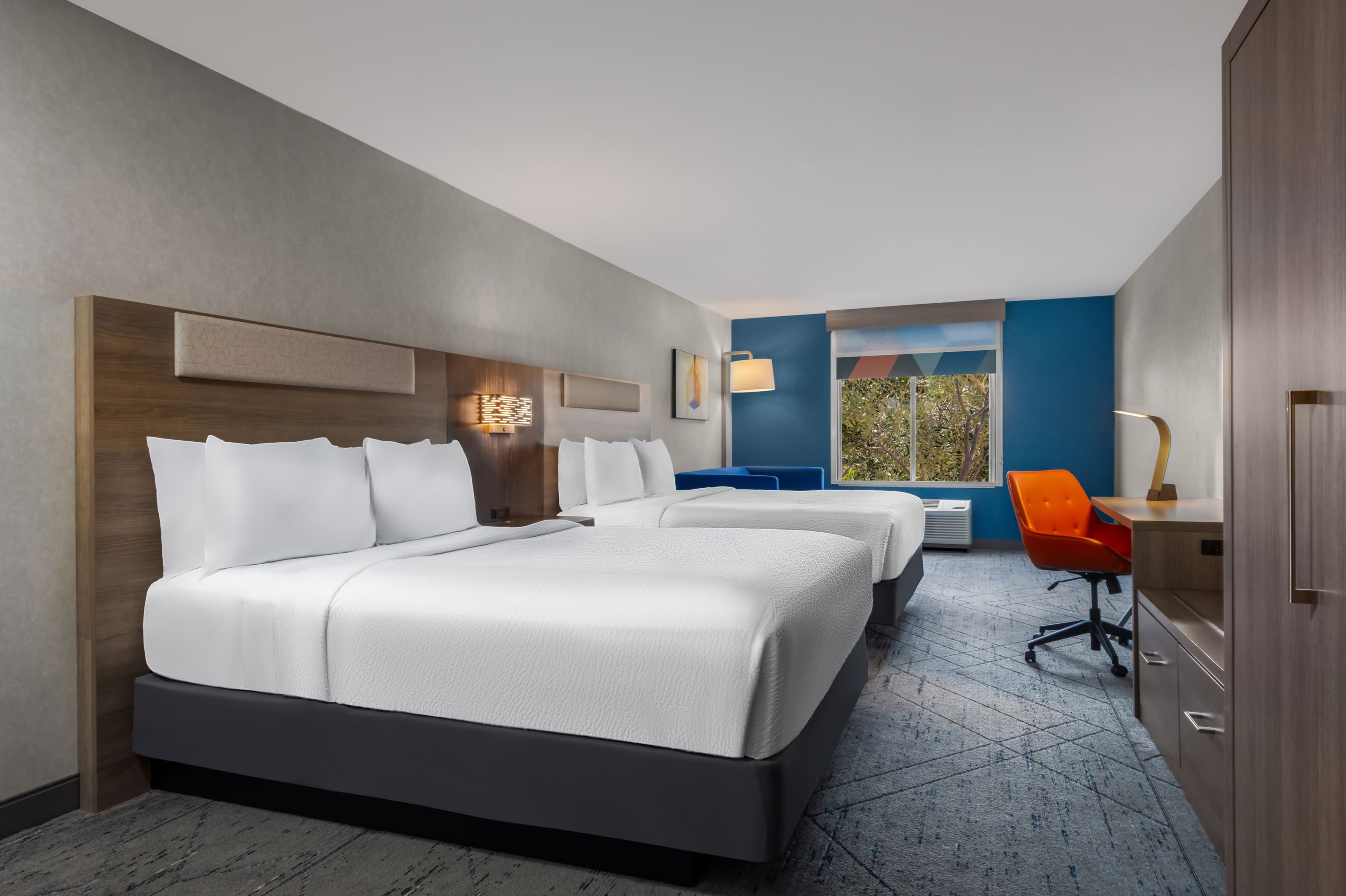 Holiday Inn Express & Suites Fresno (River Park) Hwy 41 — 18