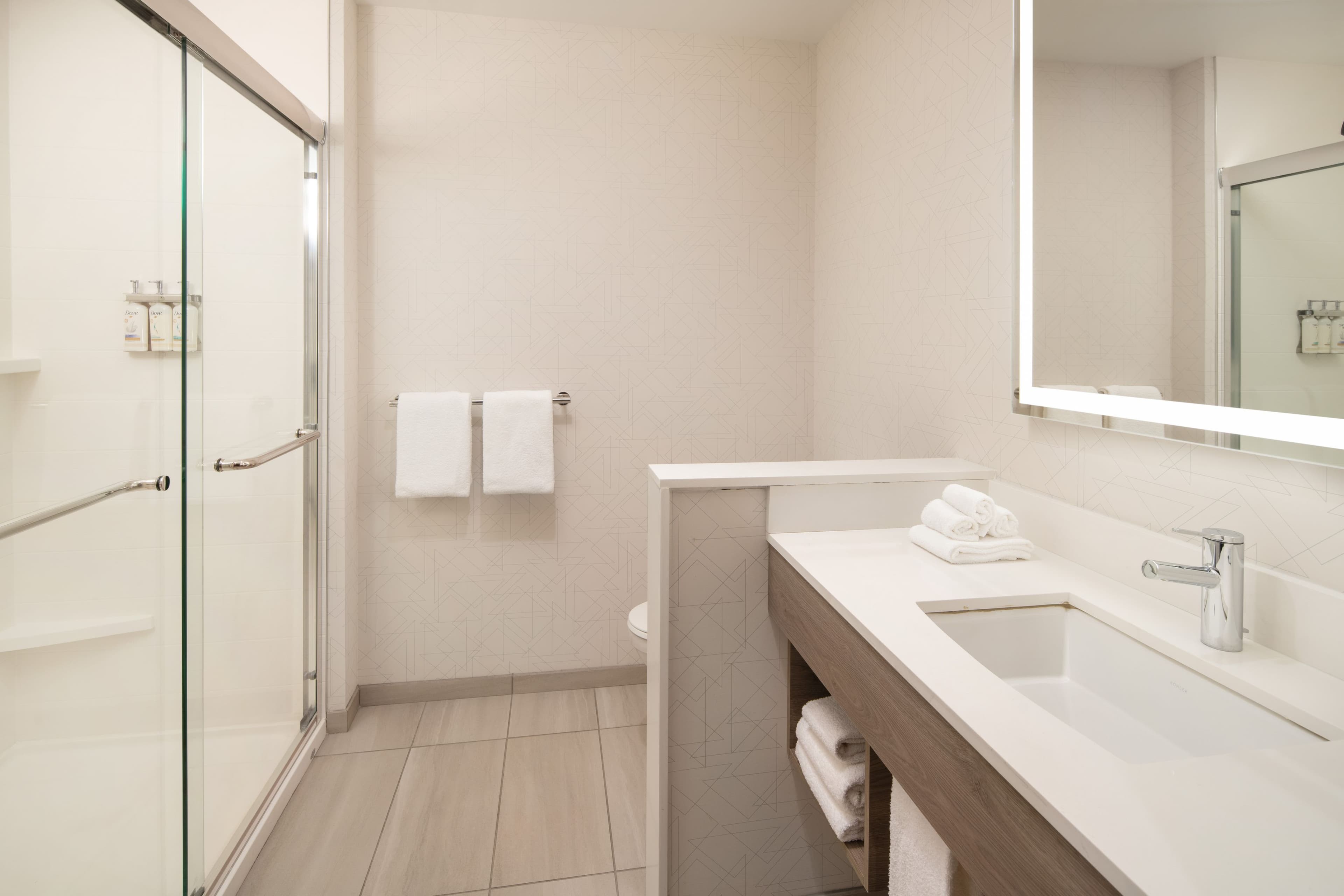 Holiday Inn Express & Suites Fresno Airport - Image 4