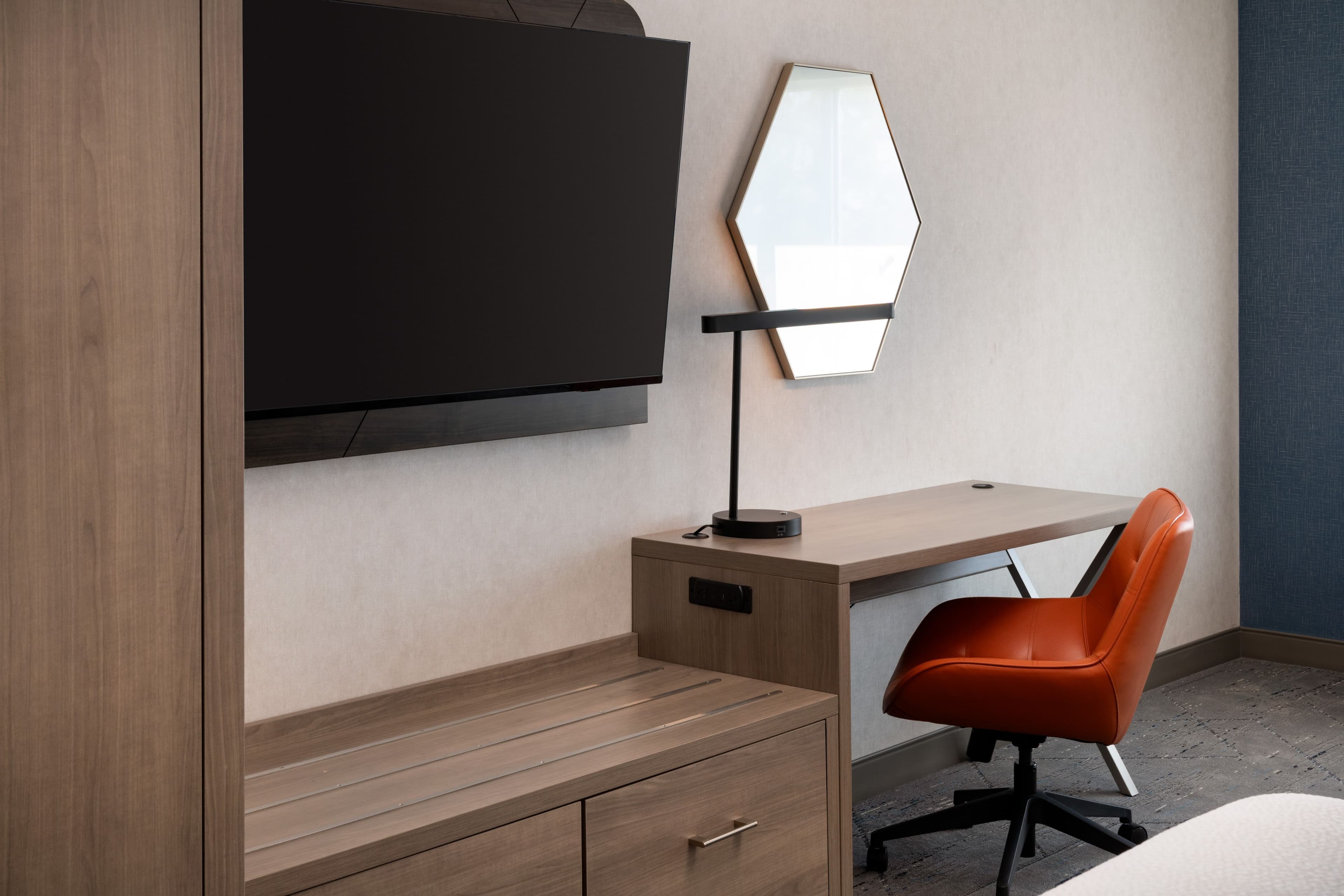 Holiday Inn Express & Suites Fresno Airport - Image 3