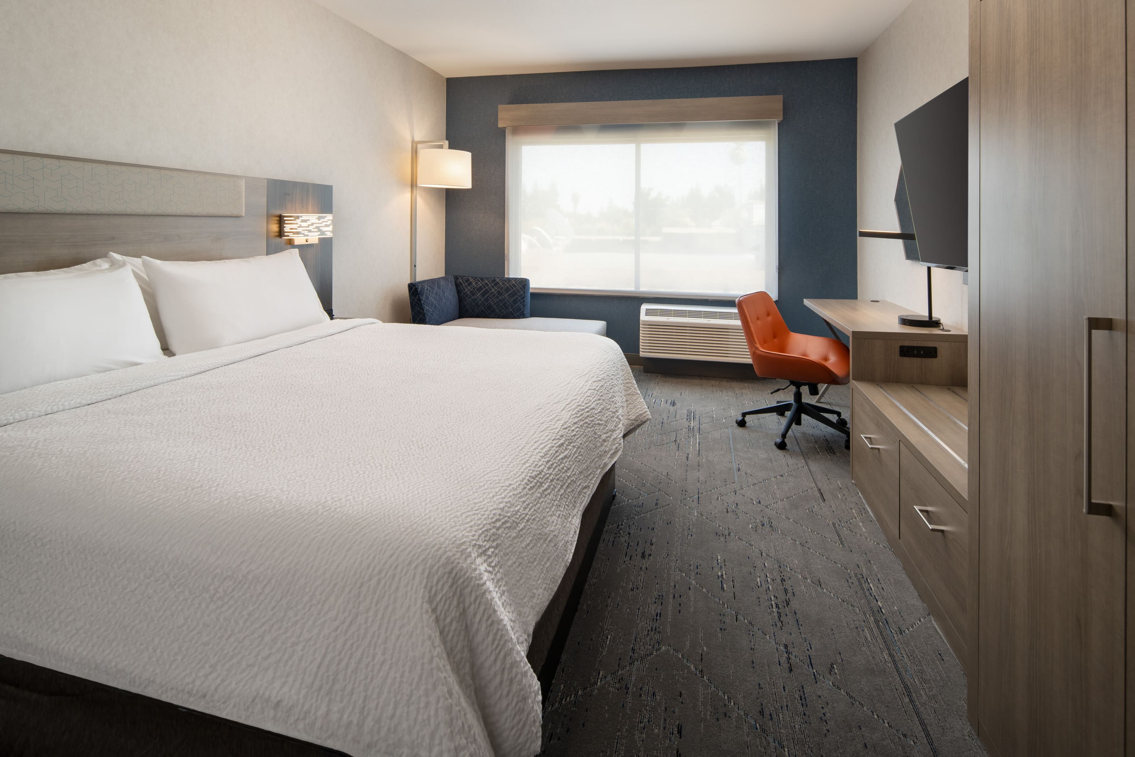 Holiday Inn Express & Suites Fresno Airport - Image 2