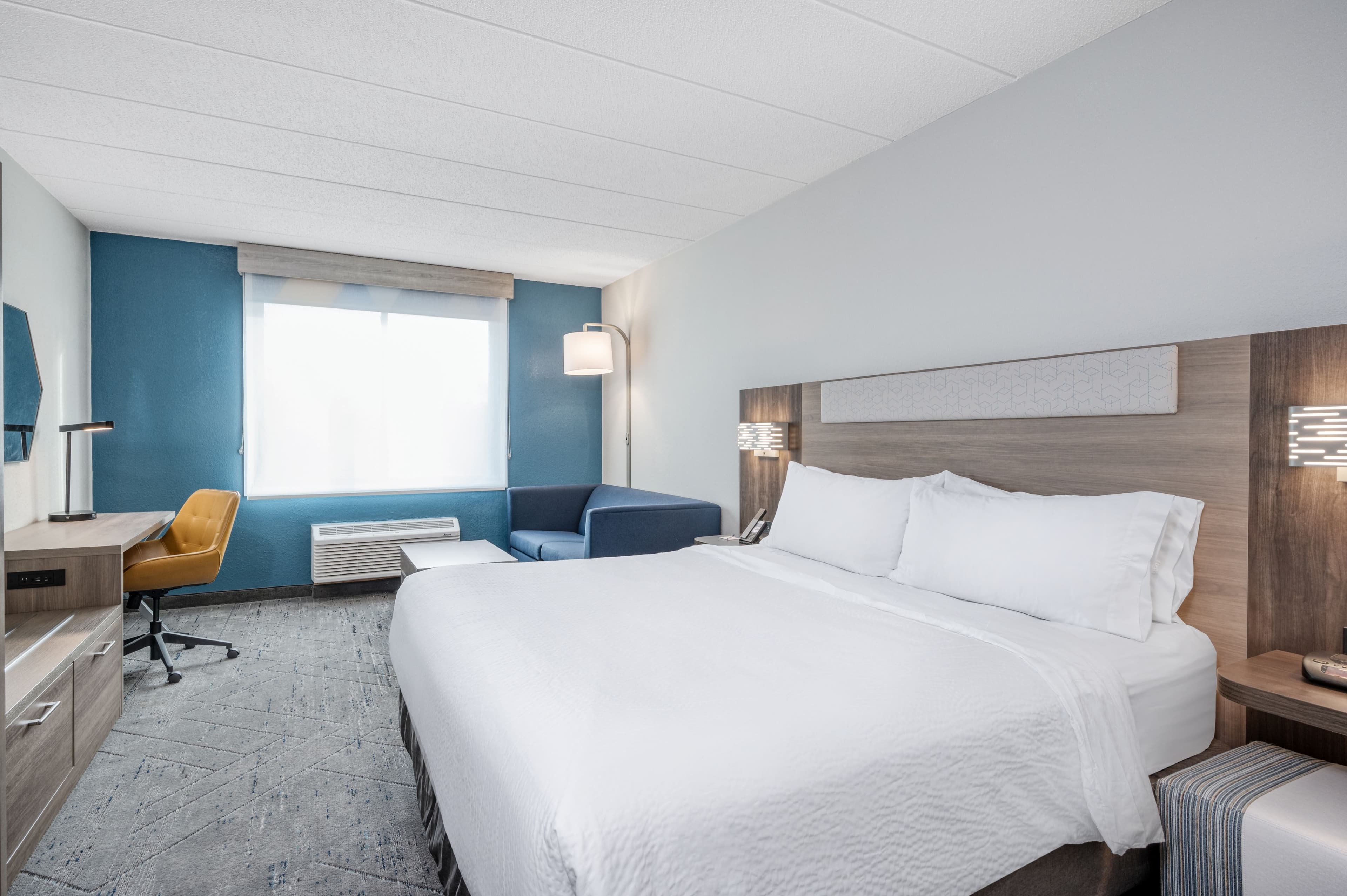 Holiday Inn Express & Suites Columbus Airport — 8