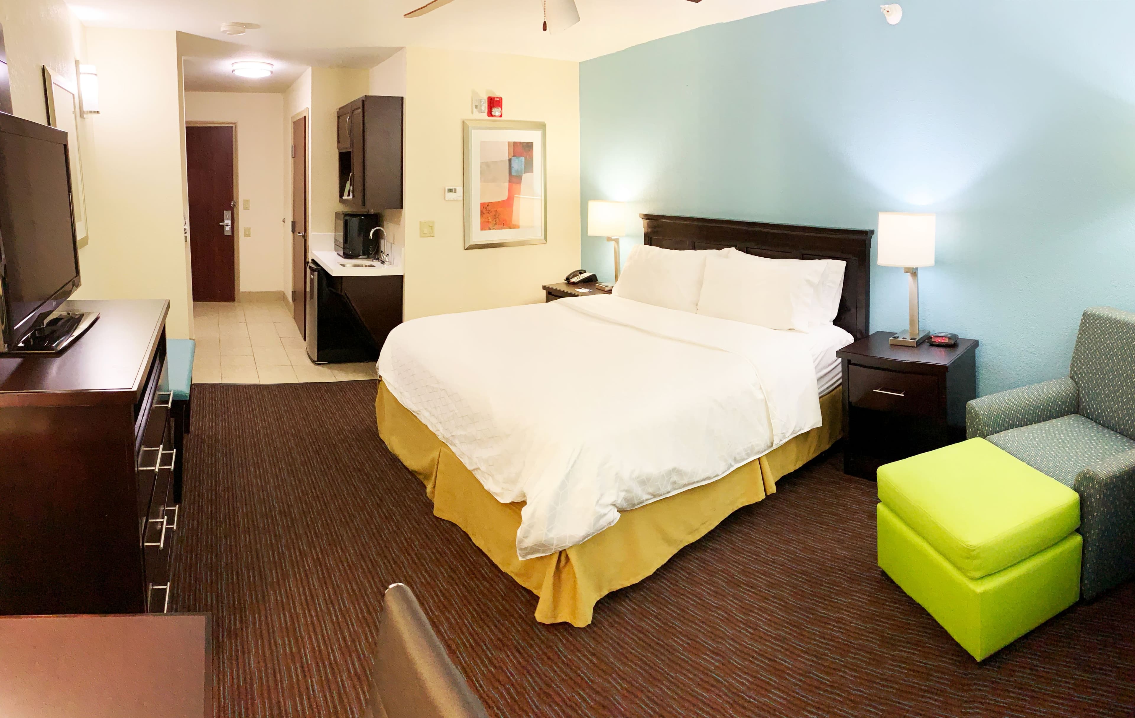 Holiday Inn Express & Suites Gainesville - Image 3