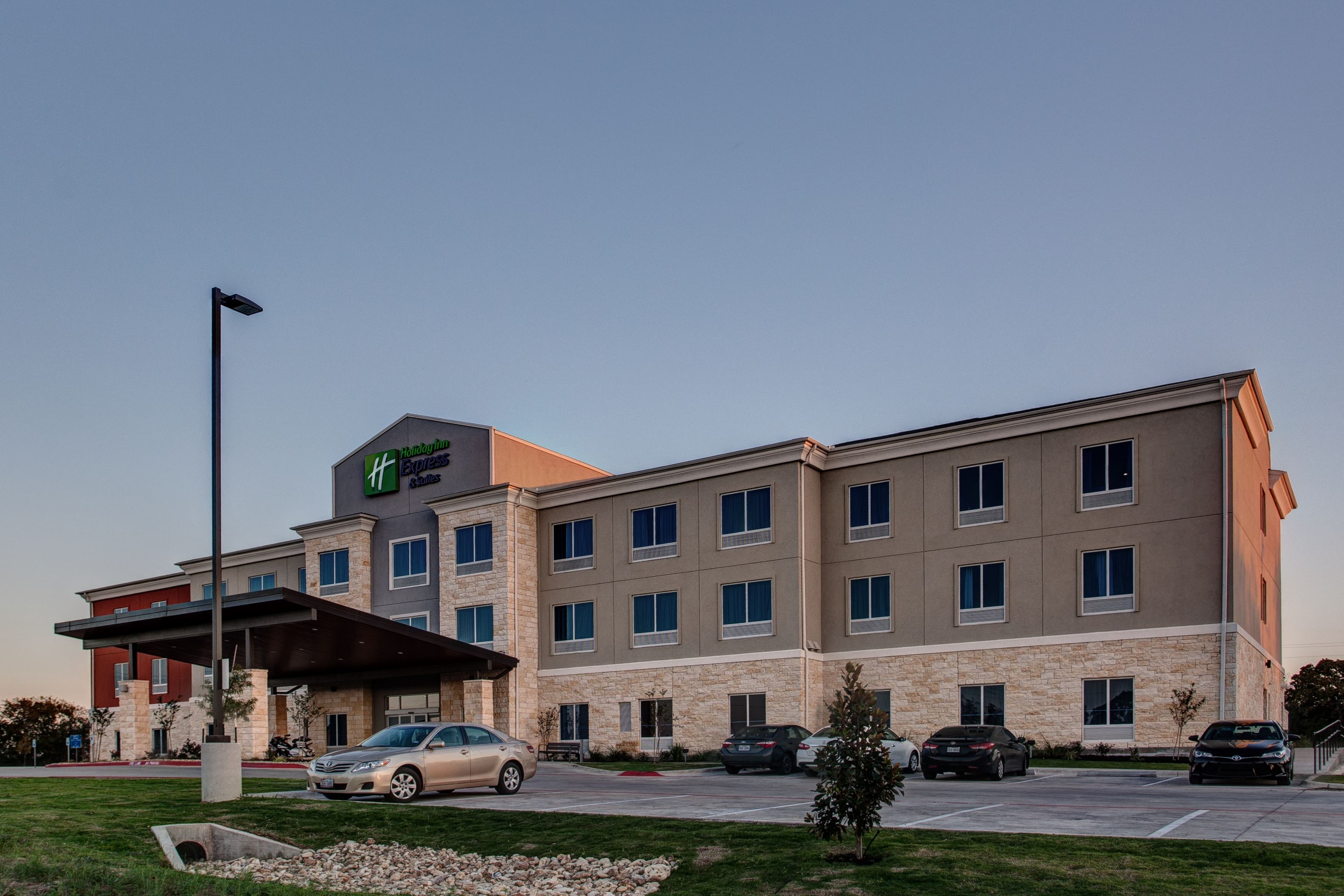 Holiday Inn Express & Suites Gatesville - N. Ft Hood - Image 1