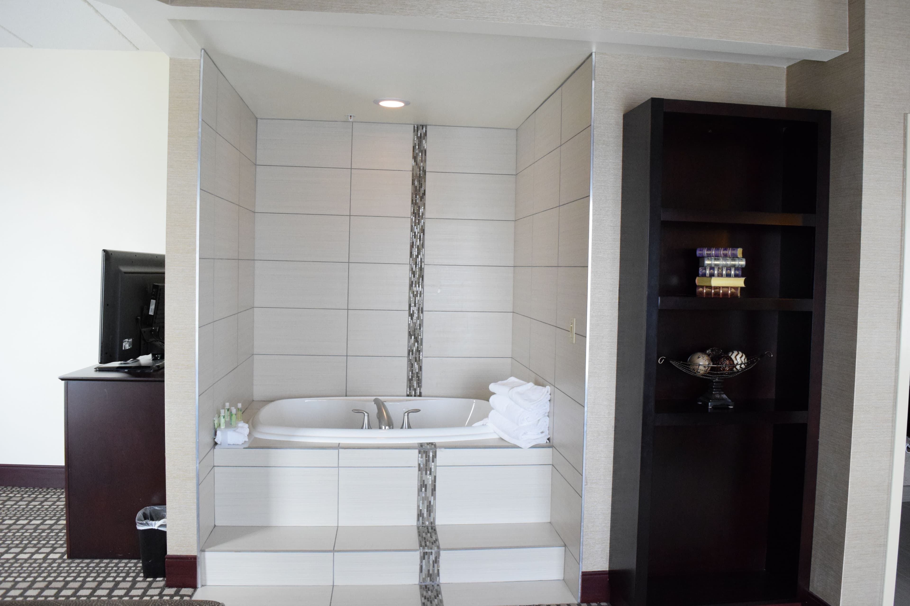 Holiday Inn Express & Suites Geneva Finger Lakes — 46