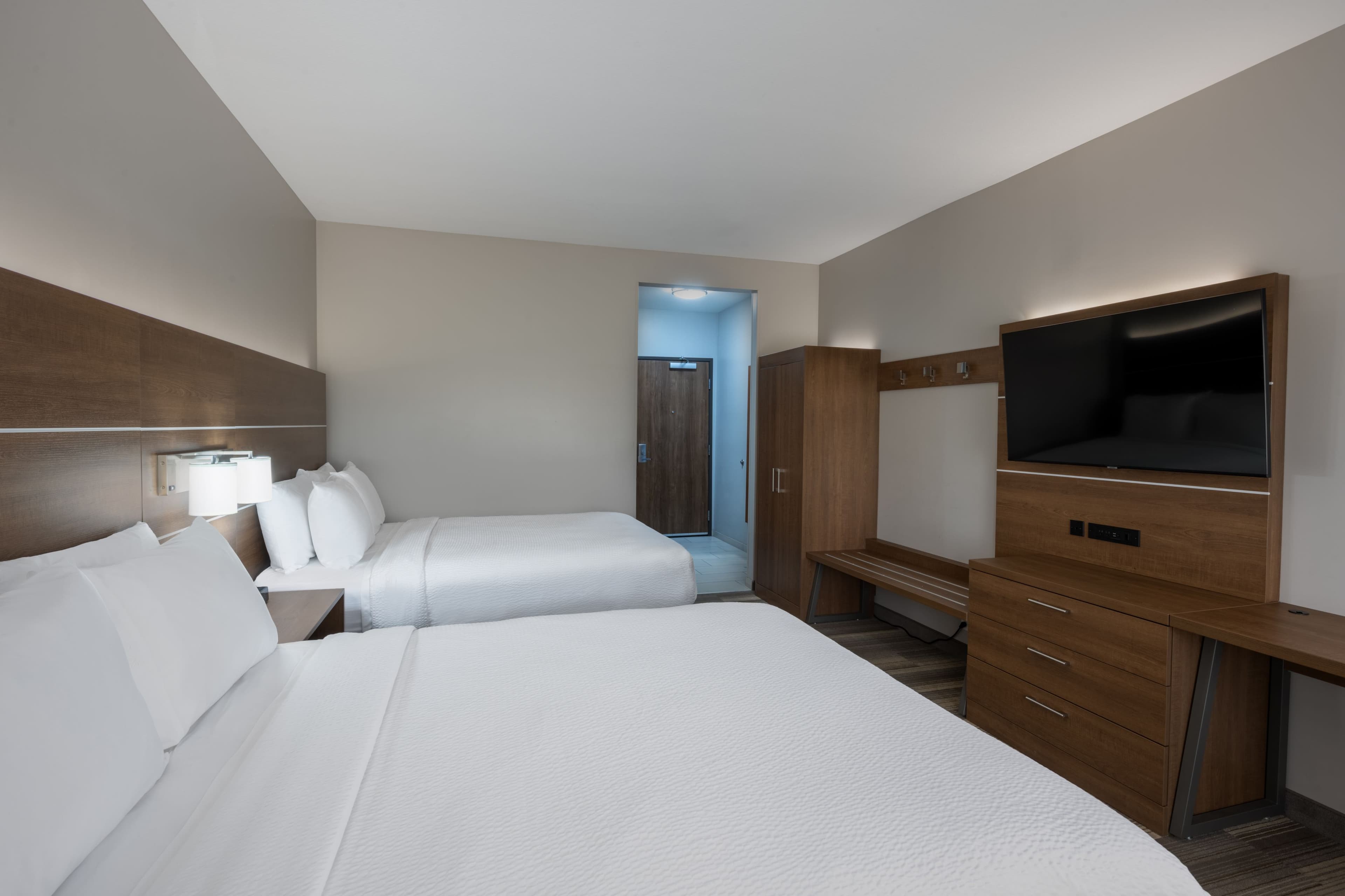 Holiday Inn Express & Suites Gilbert – Mesa Gateway Airport — 7