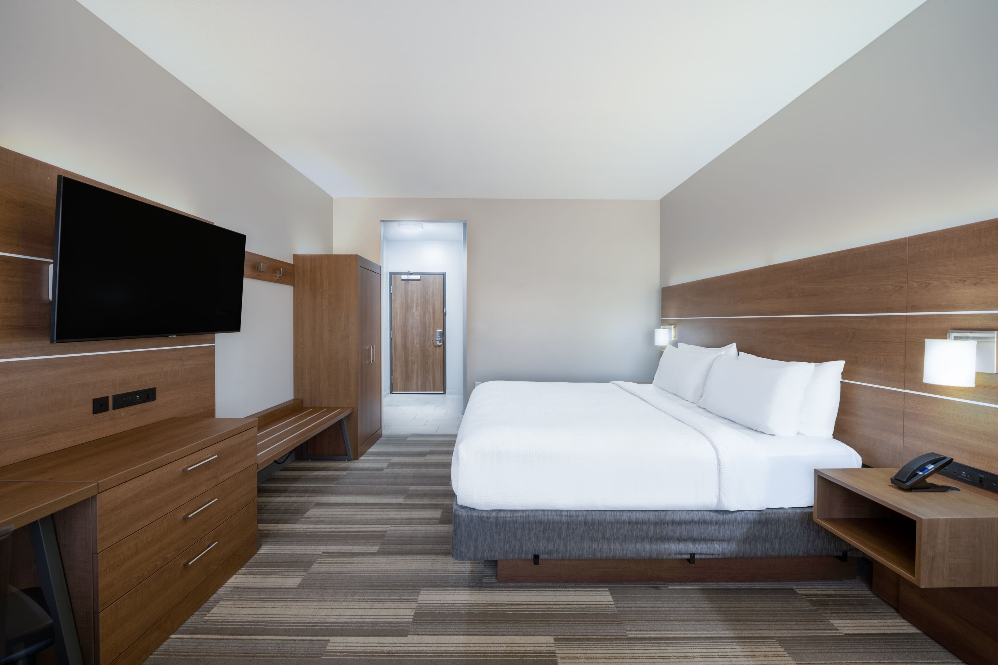 Holiday Inn Express & Suites Gilbert – Mesa Gateway Airport - Image 2