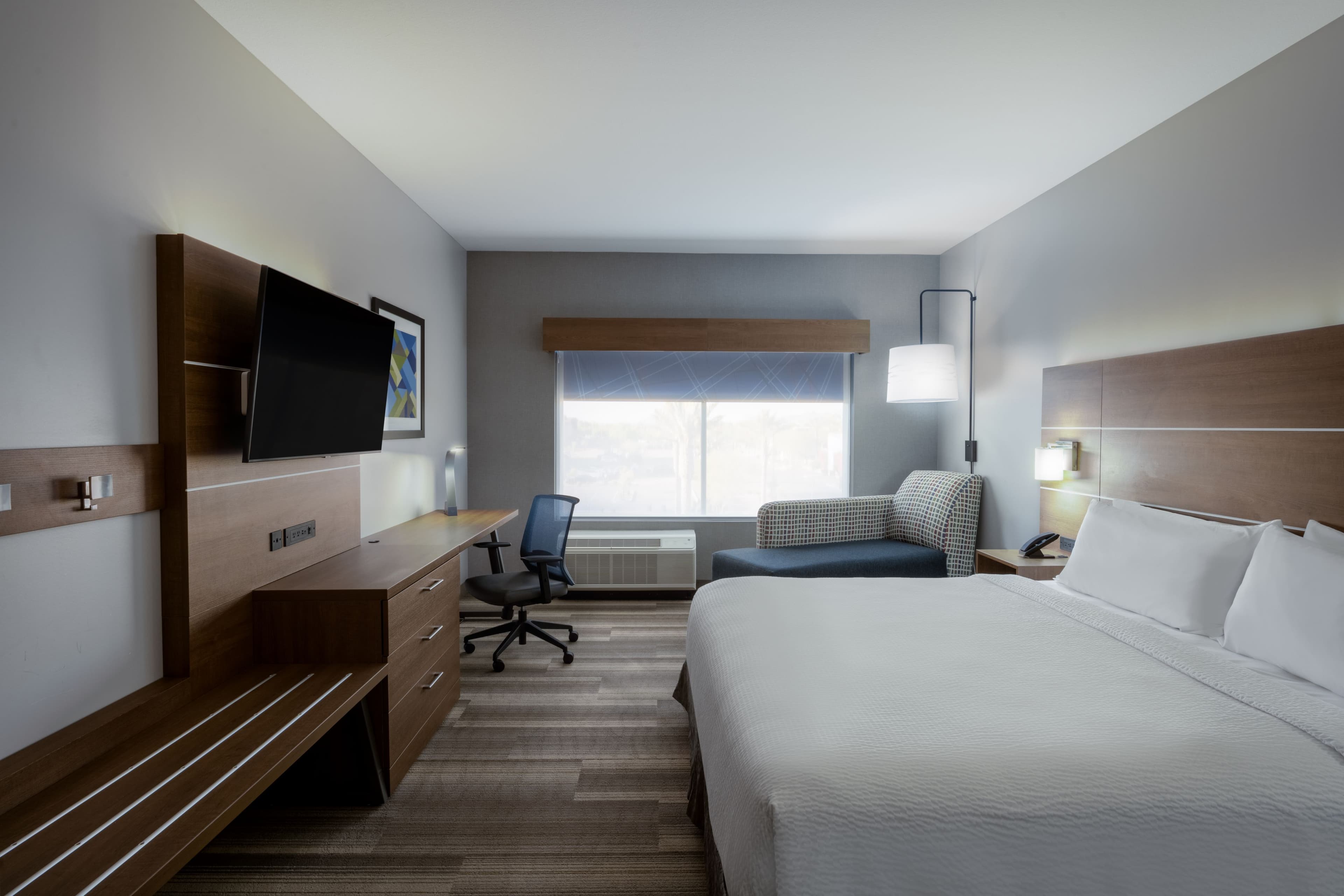 Holiday Inn Express & Suites Gilbert – Mesa Gateway Airport - Image 3