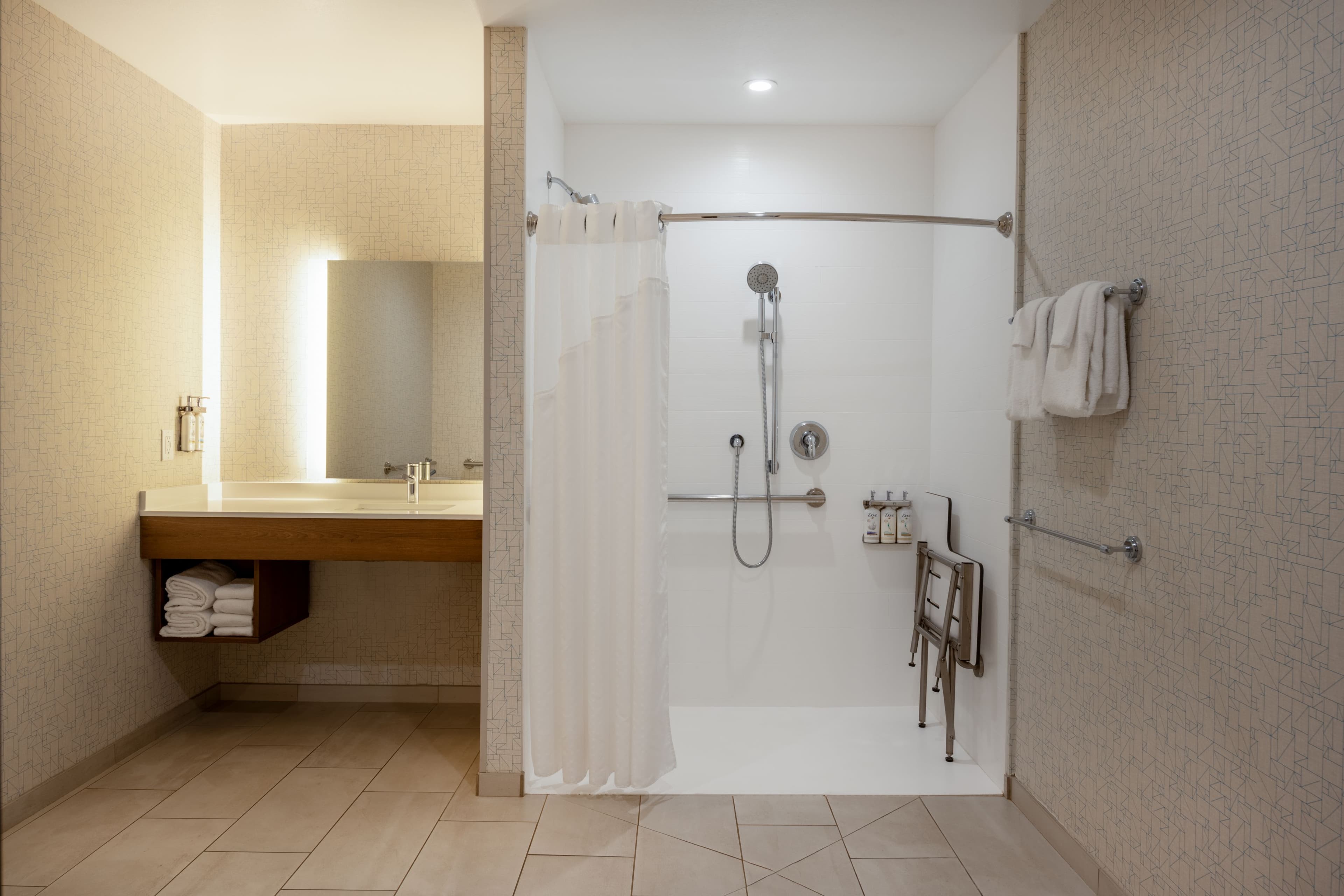 Holiday Inn Express & Suites Gilbert – Mesa Gateway Airport — 16