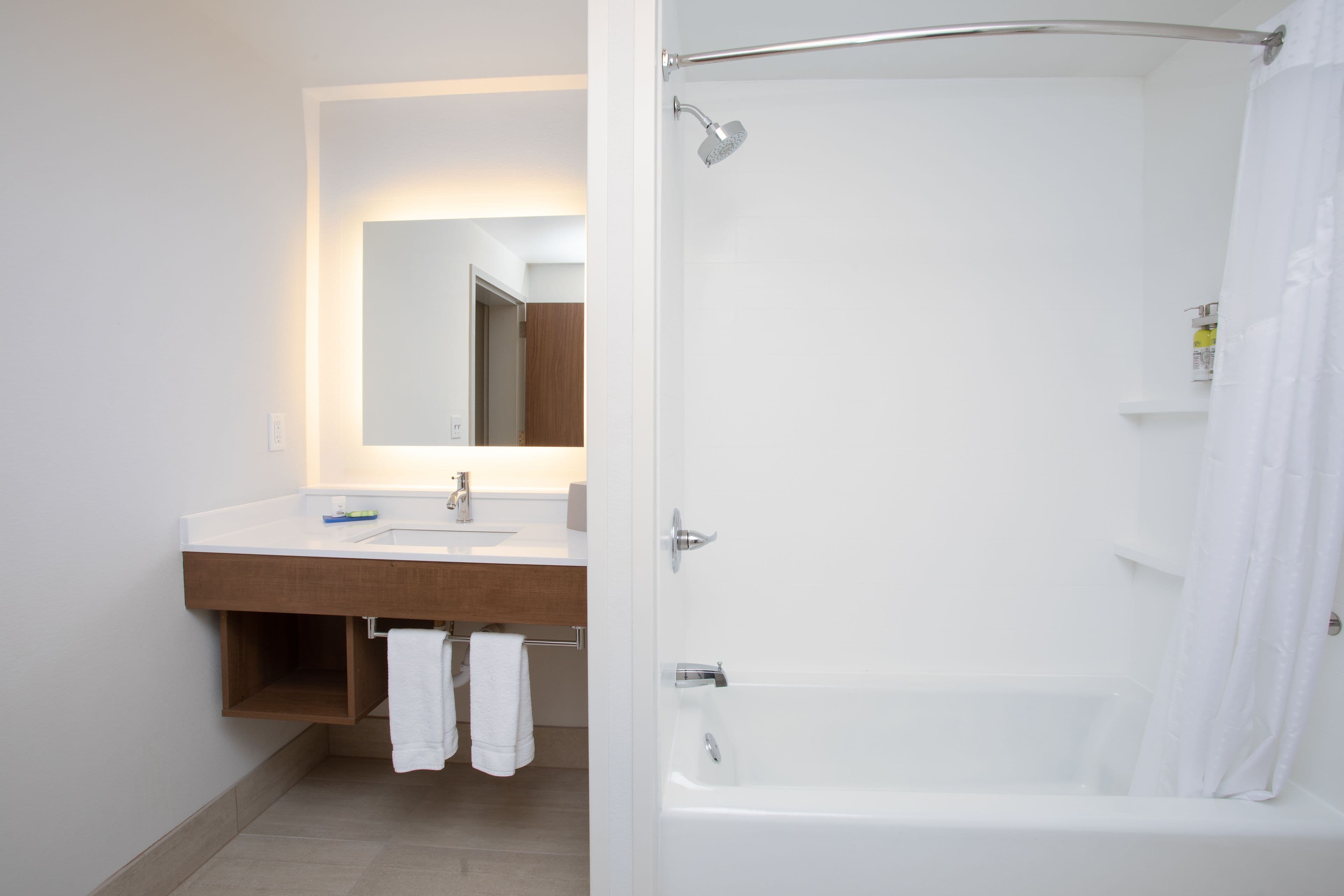 Holiday Inn Express & Suites Goodland I-70 — 8