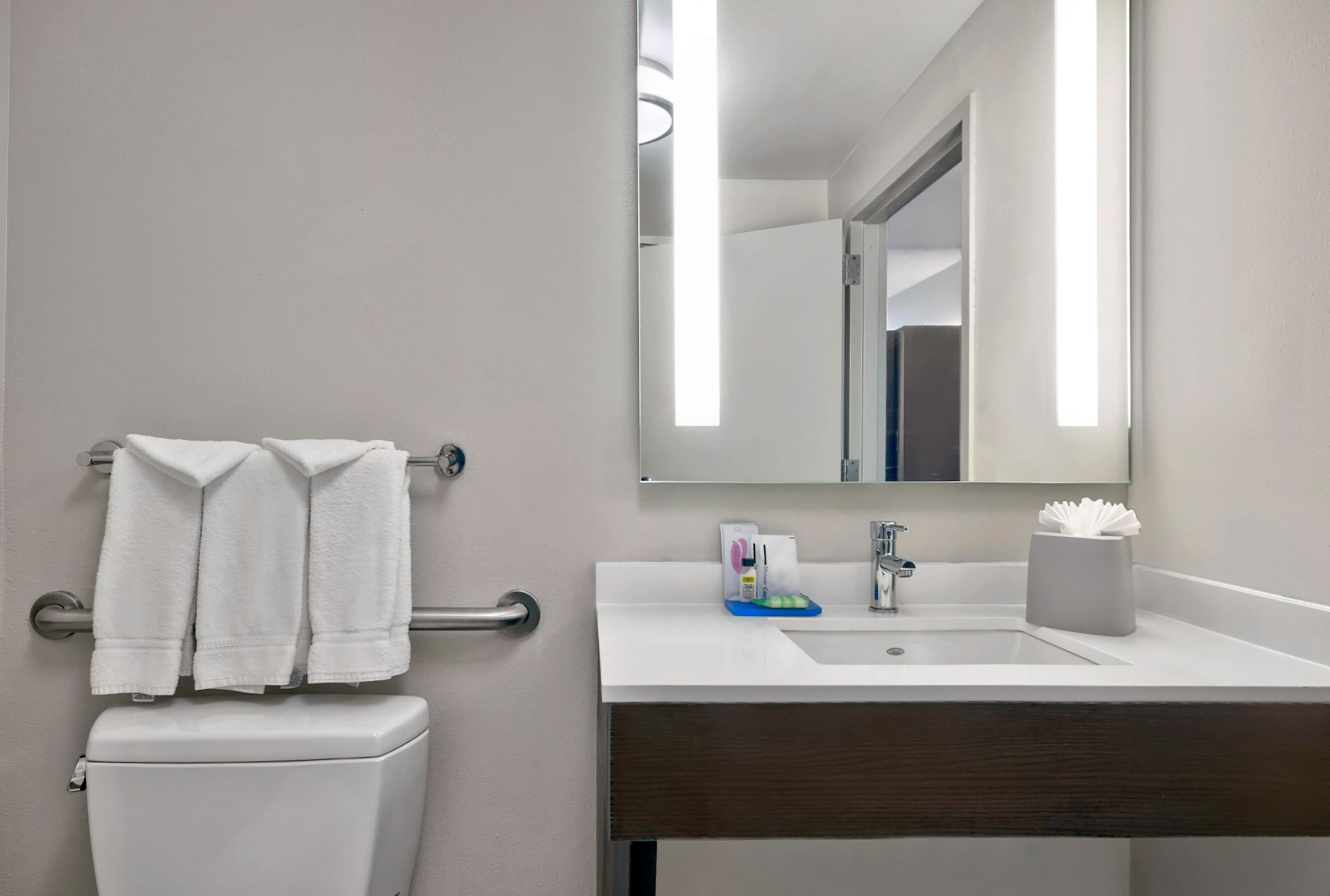 Holiday Inn Express & Suites Kansas City-Grandview — 23