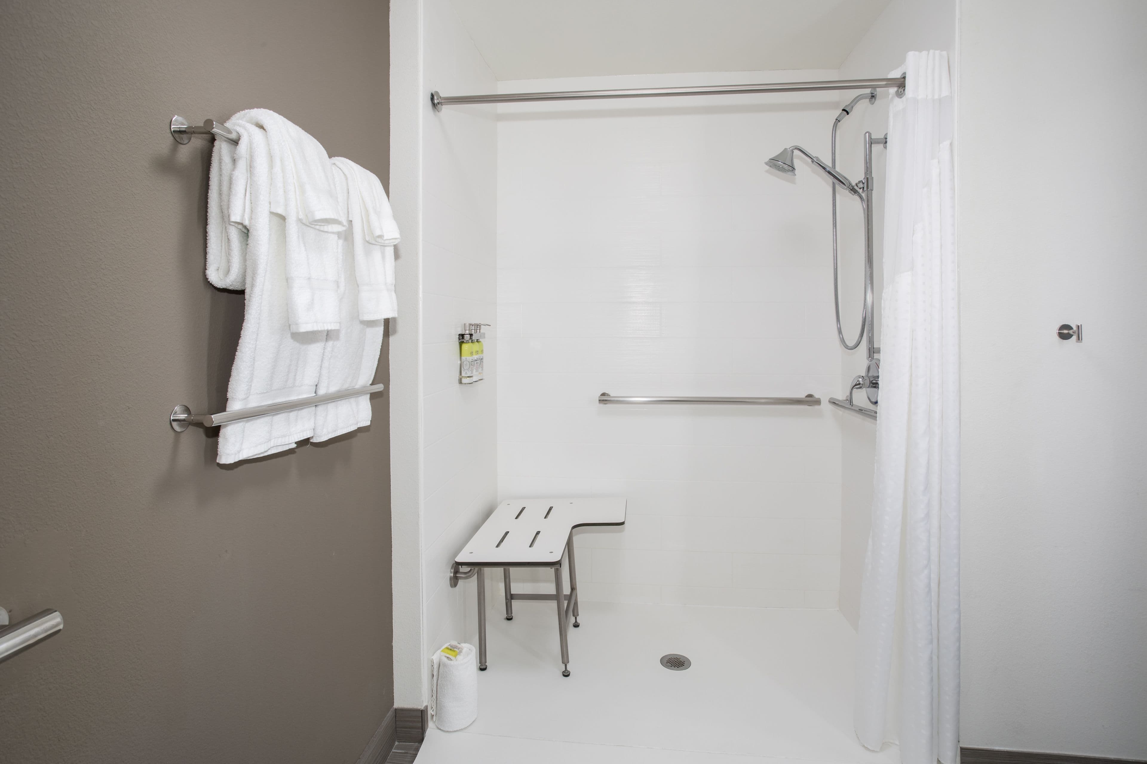 Holiday Inn Express & Suites GREAT BEND — 25