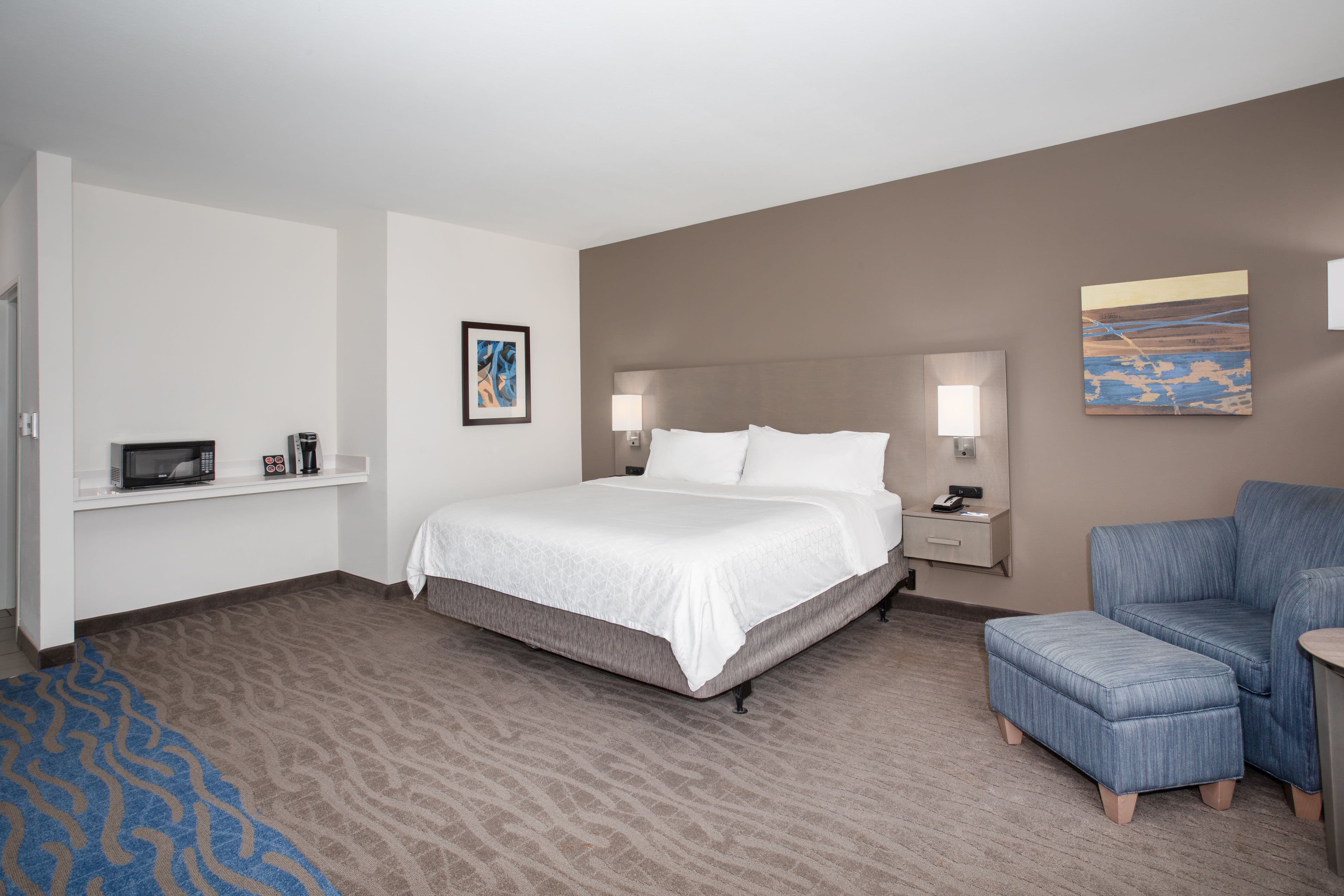 Holiday Inn Express & Suites GREAT BEND — 11