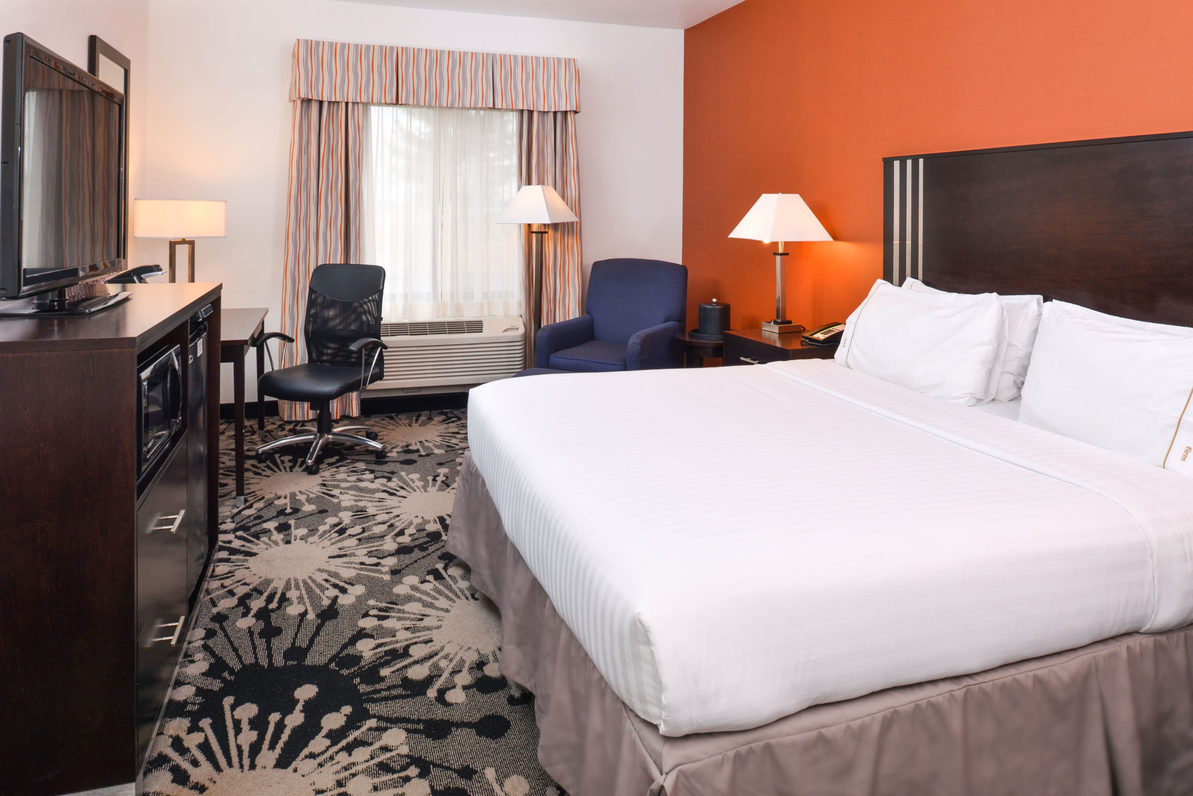 Holiday Inn Express & Suites Greenfield — 6