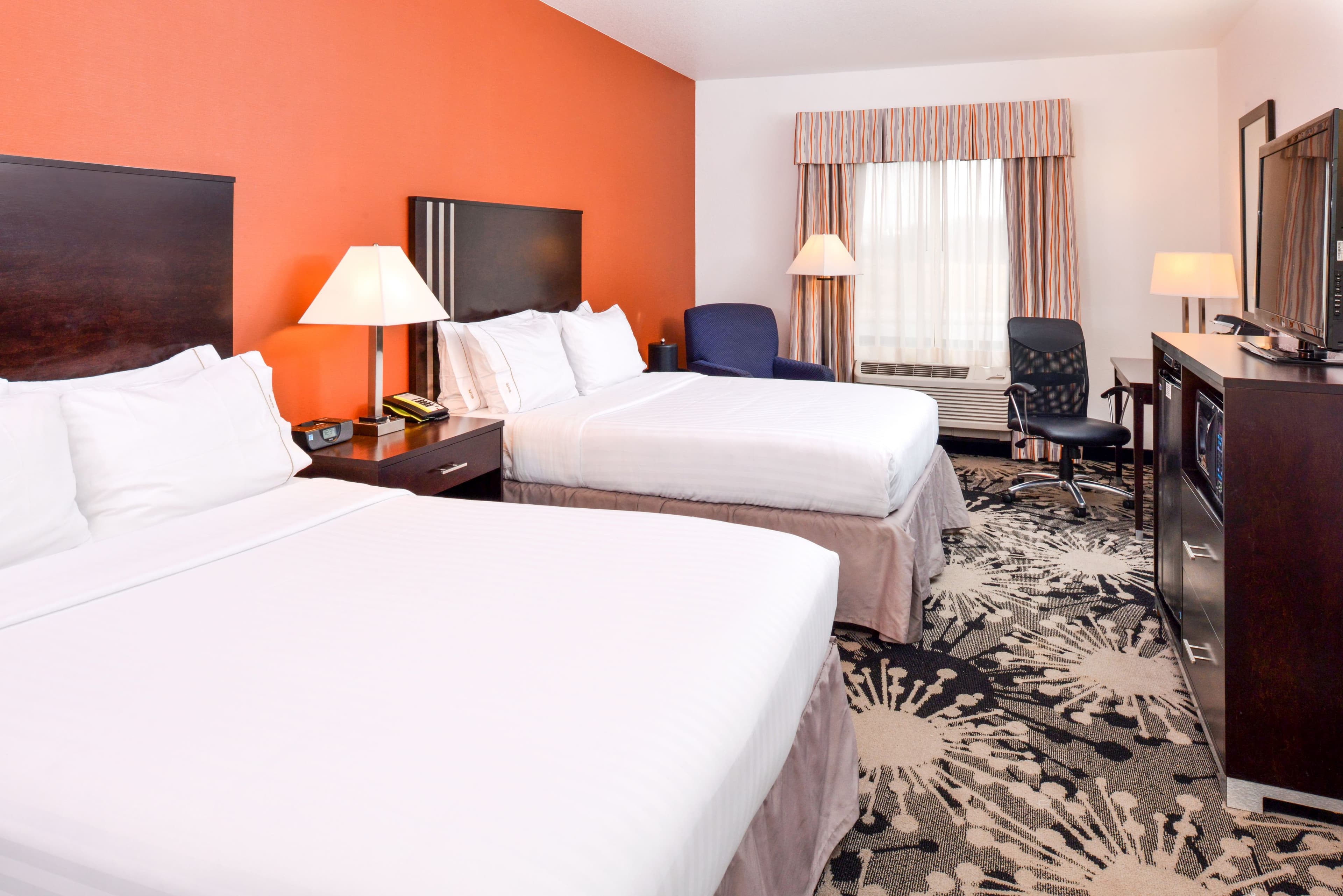 Holiday Inn Express & Suites Greenfield — 8