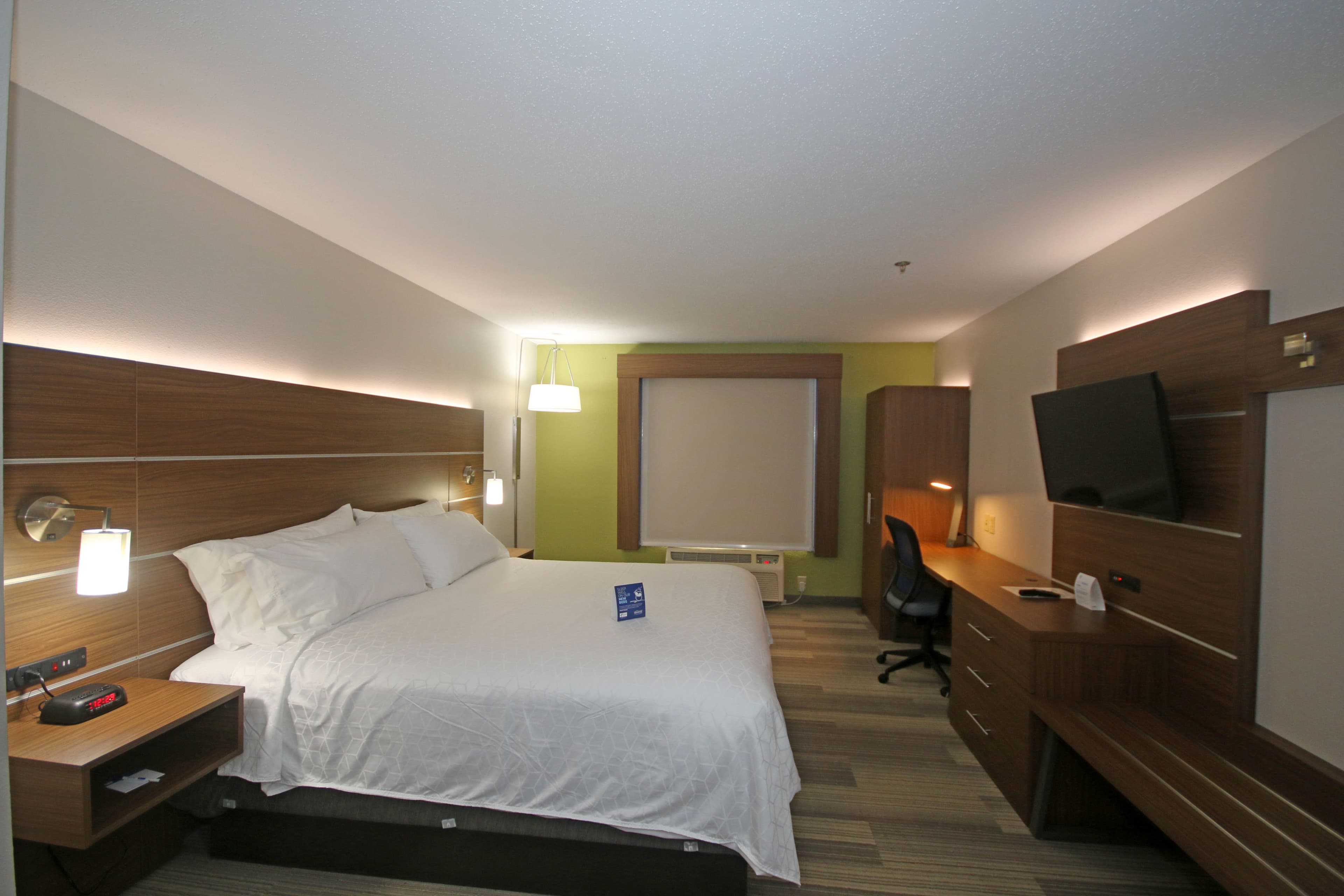Holiday Inn Express & Suites Greensboro-East - Image 3