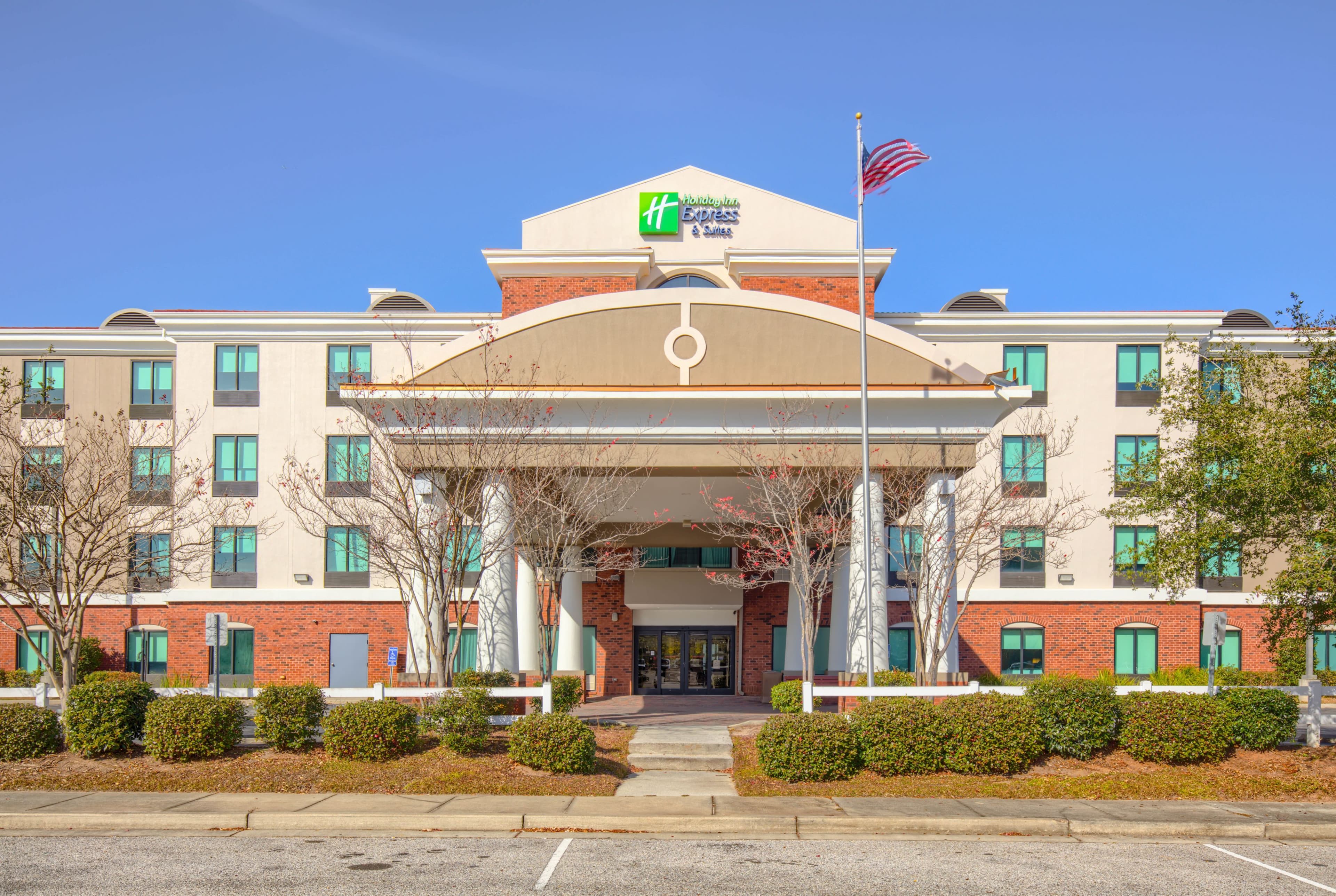 Holiday Inn Express & Suites Gulf Shores - Image 1
