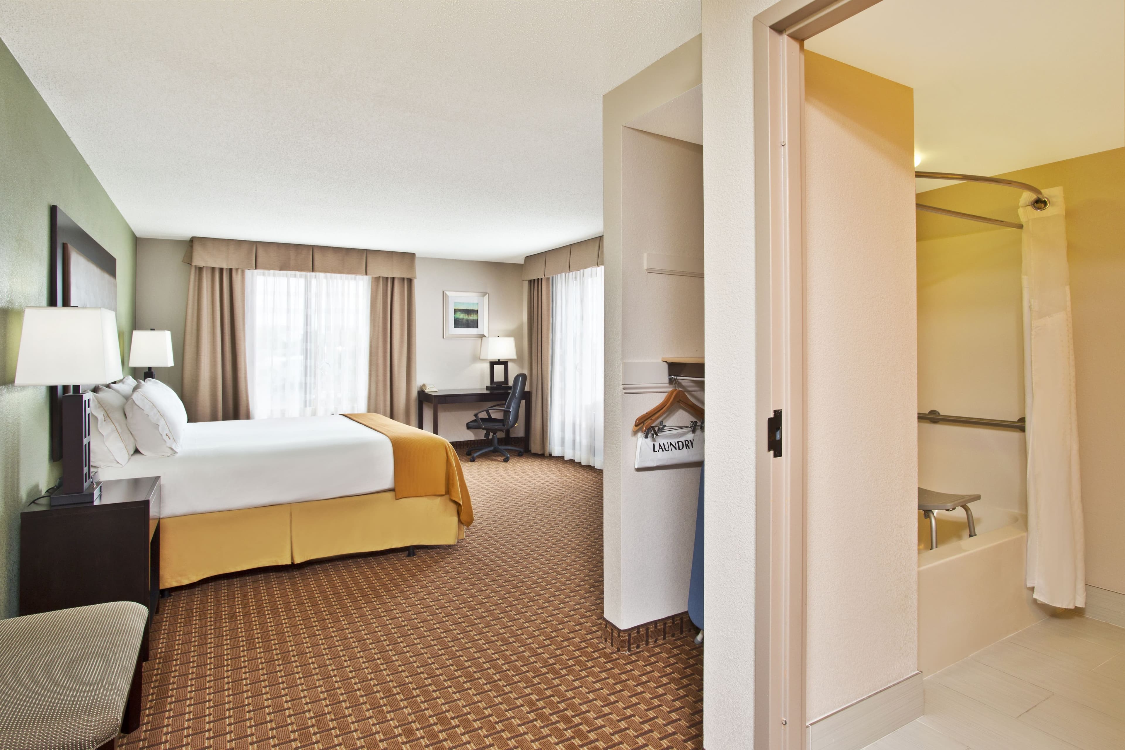 Holiday Inn Express & Suites Harrington — 6