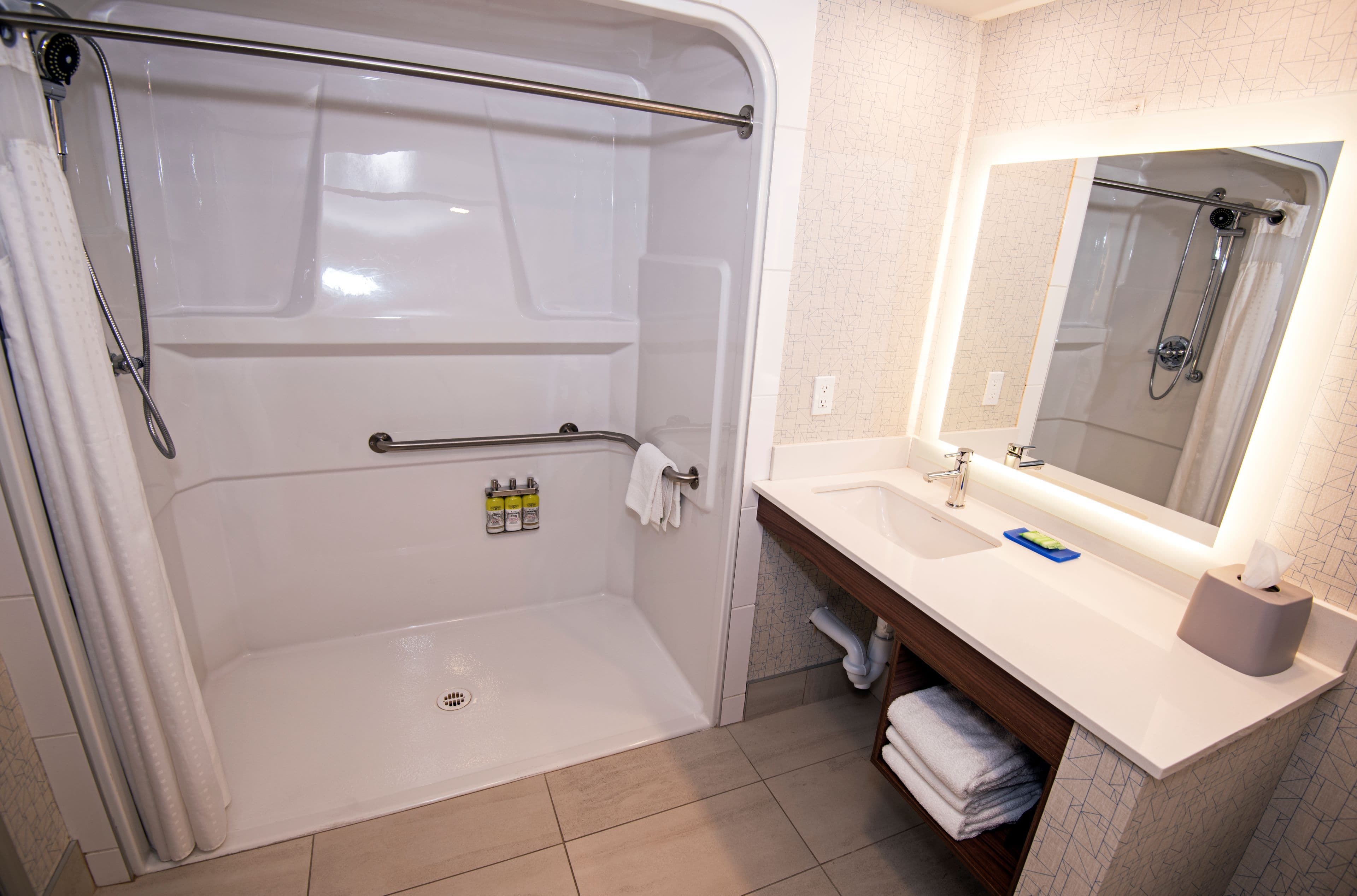 Holiday Inn Express & Suites Hinton — 11