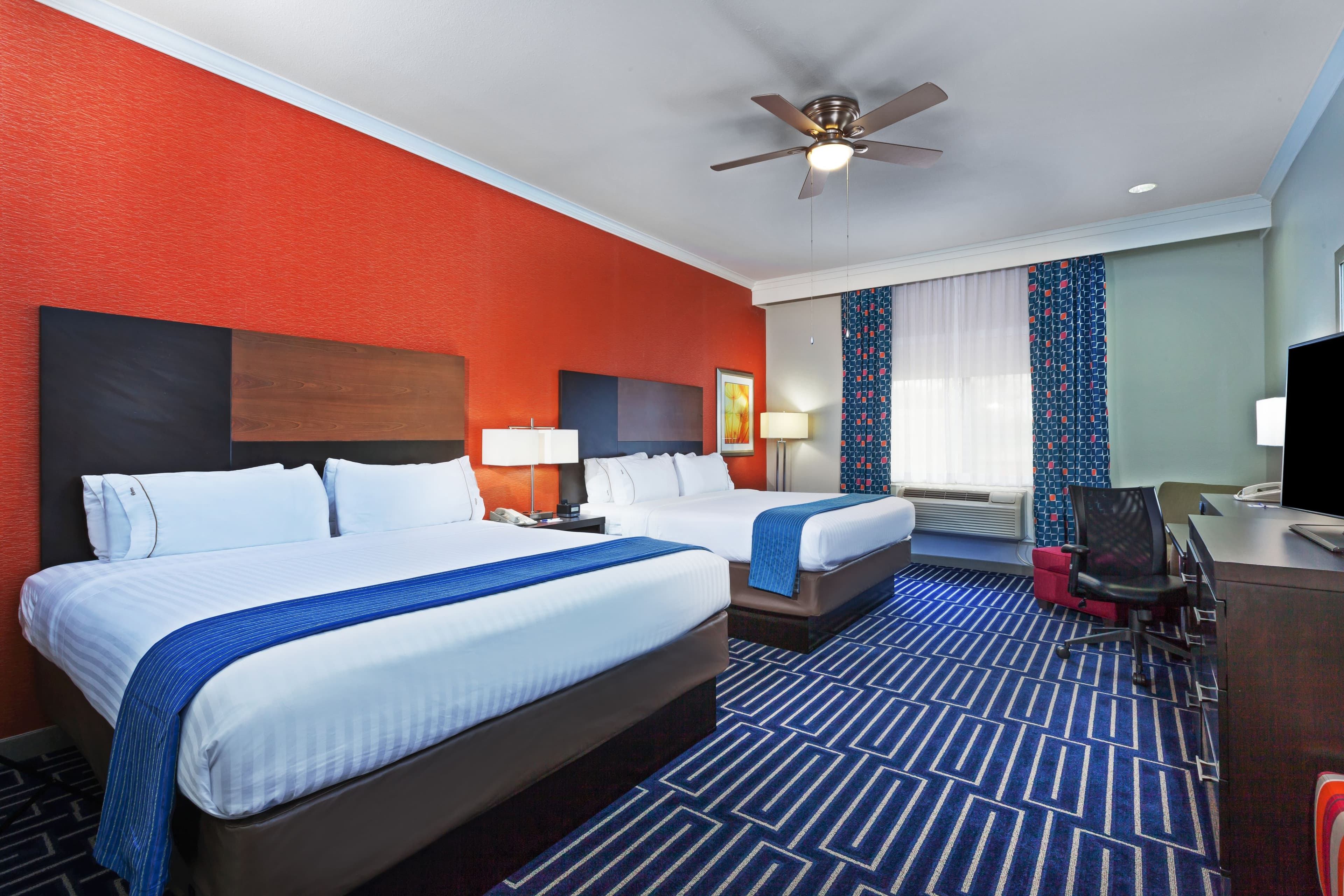 Holiday Inn Express & Suites Houston East — 9