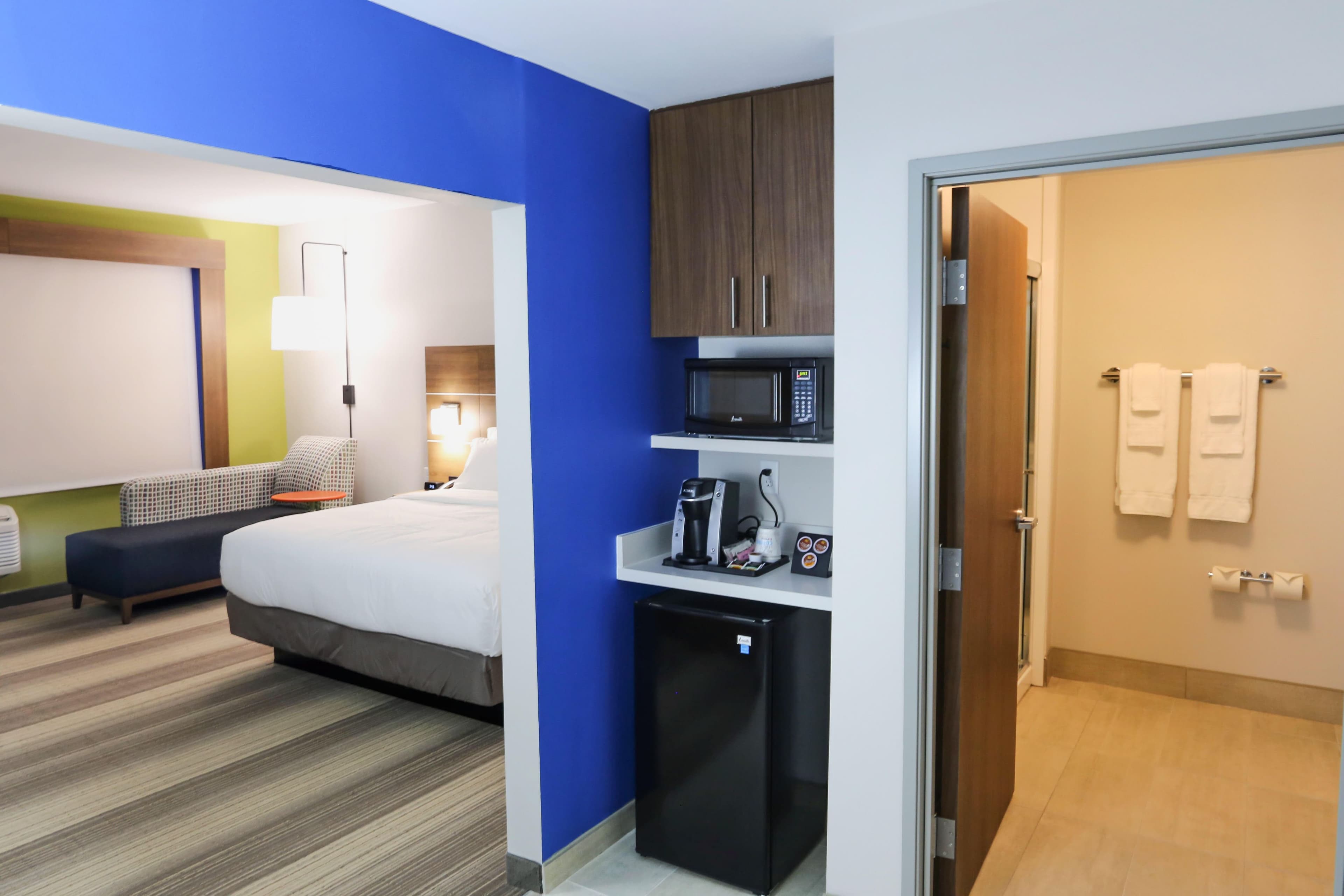 Holiday Inn Express & Suites Houston IAH - Beltway 8 - Image 5