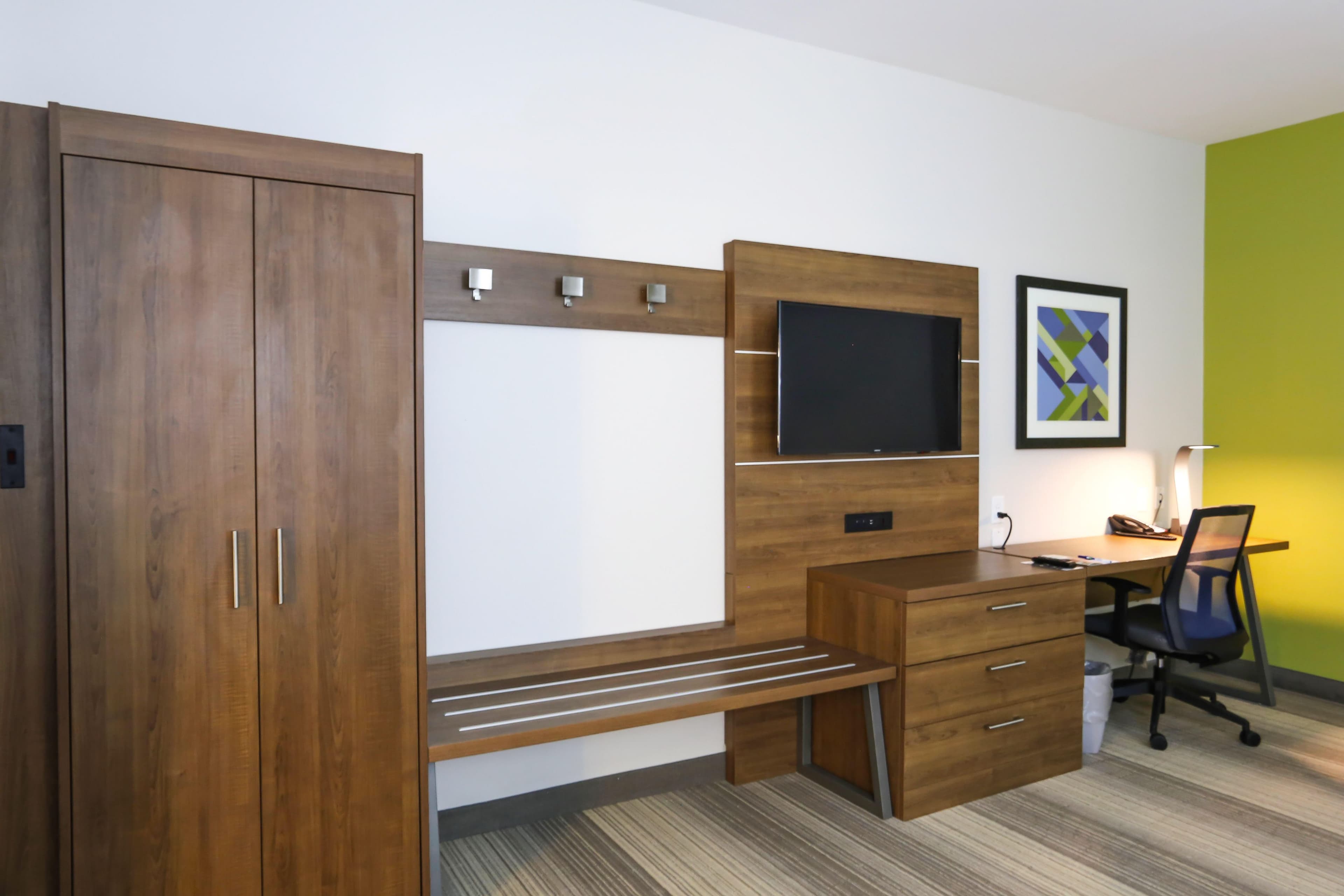 Holiday Inn Express & Suites Houston IAH - Beltway 8 — 7