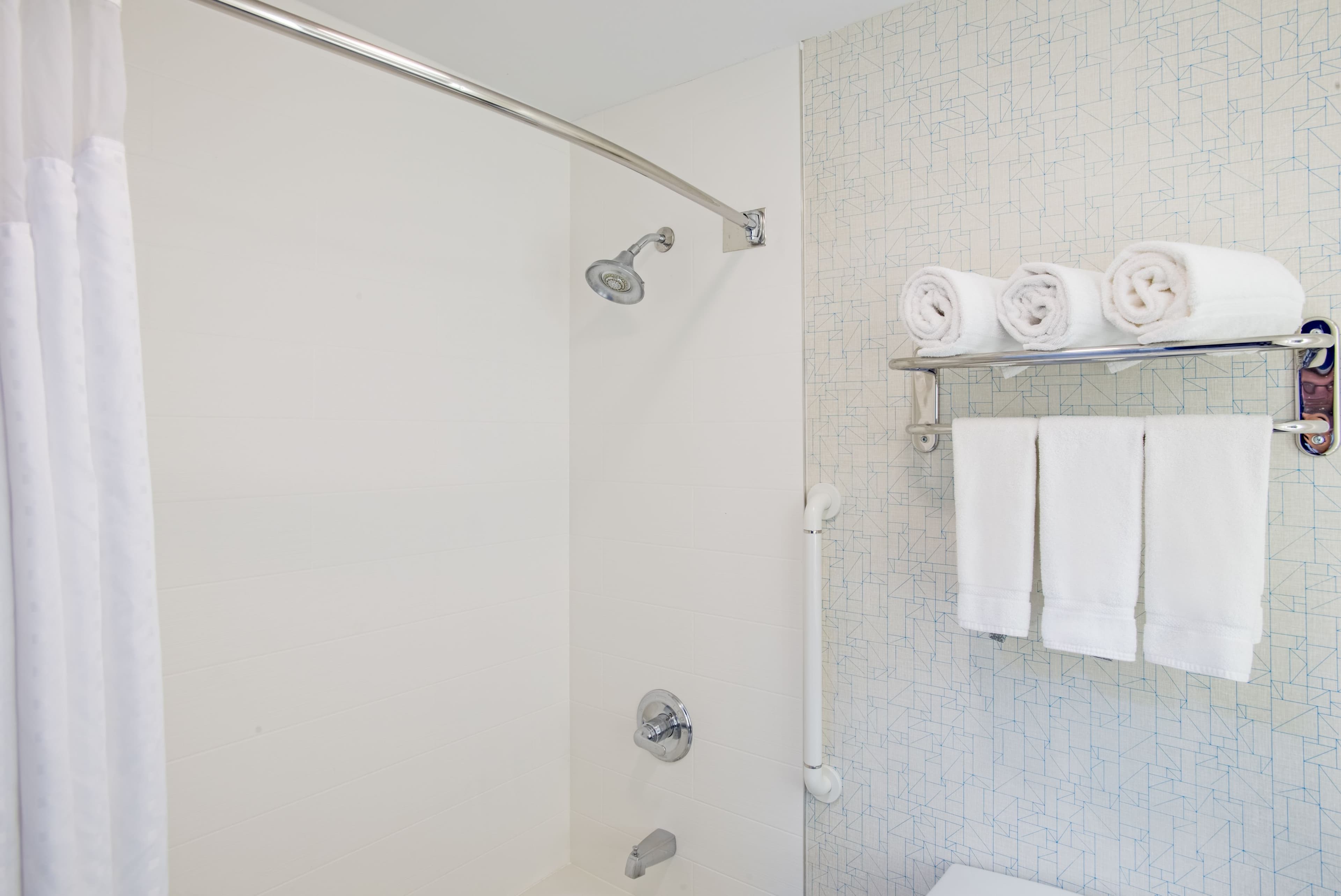 Holiday Inn Express & Suites Boston - Marlboro — 6