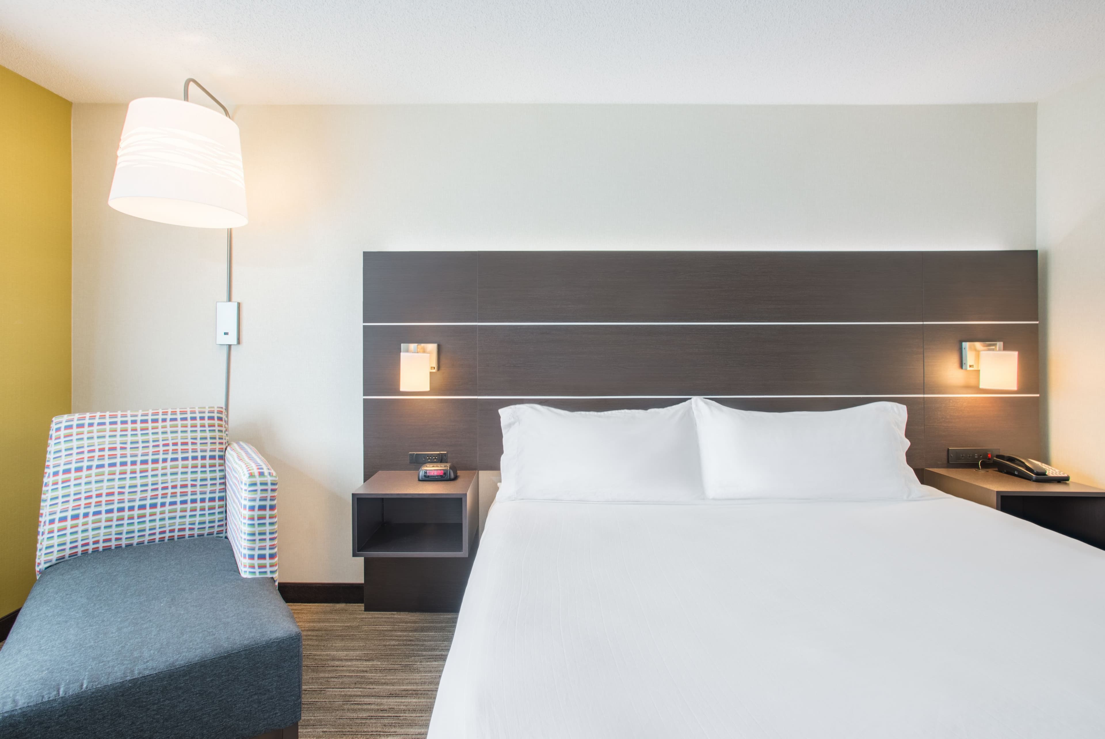 Holiday Inn Express & Suites Boston - Marlboro — 7