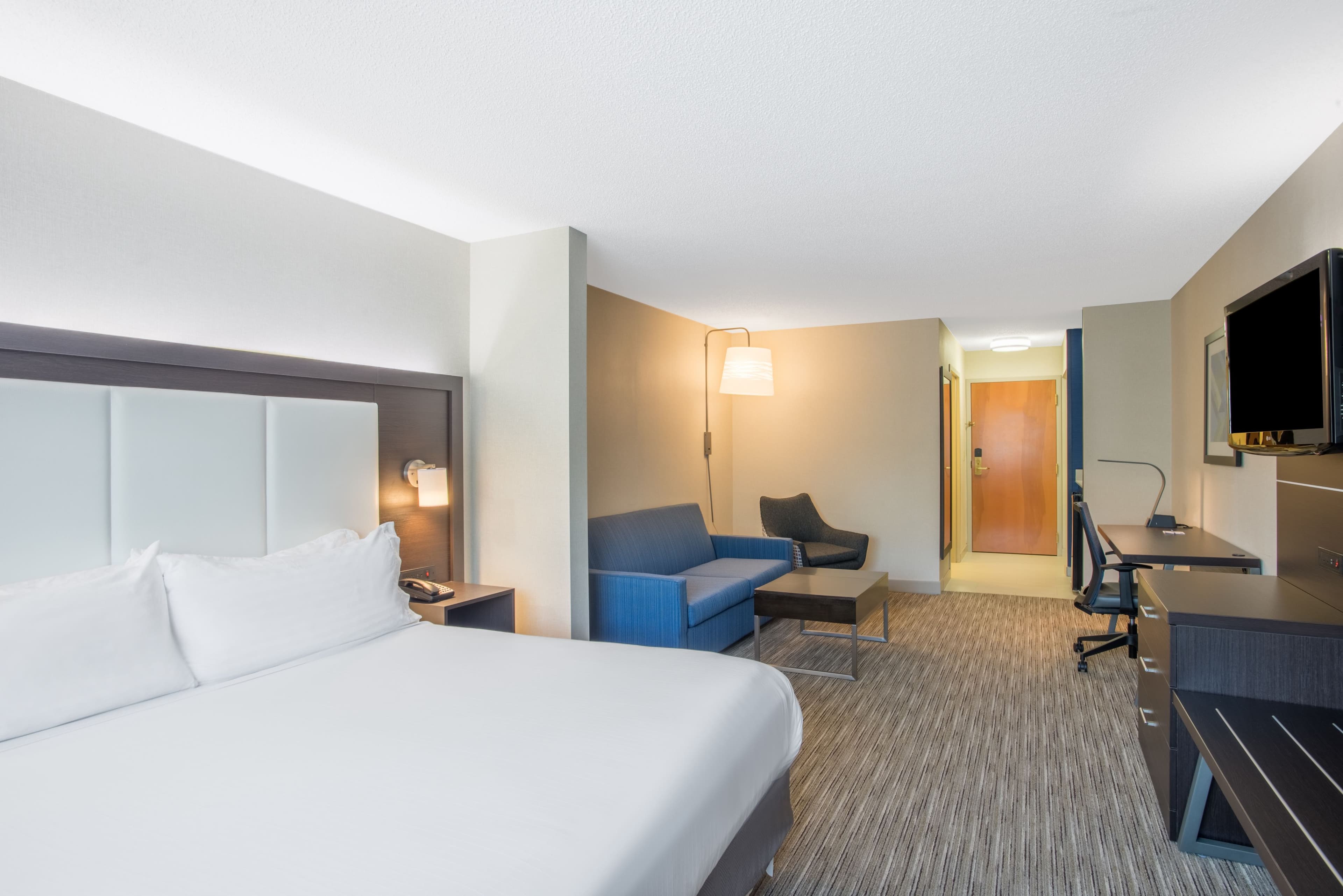 Holiday Inn Express & Suites Boston - Marlboro — 12
