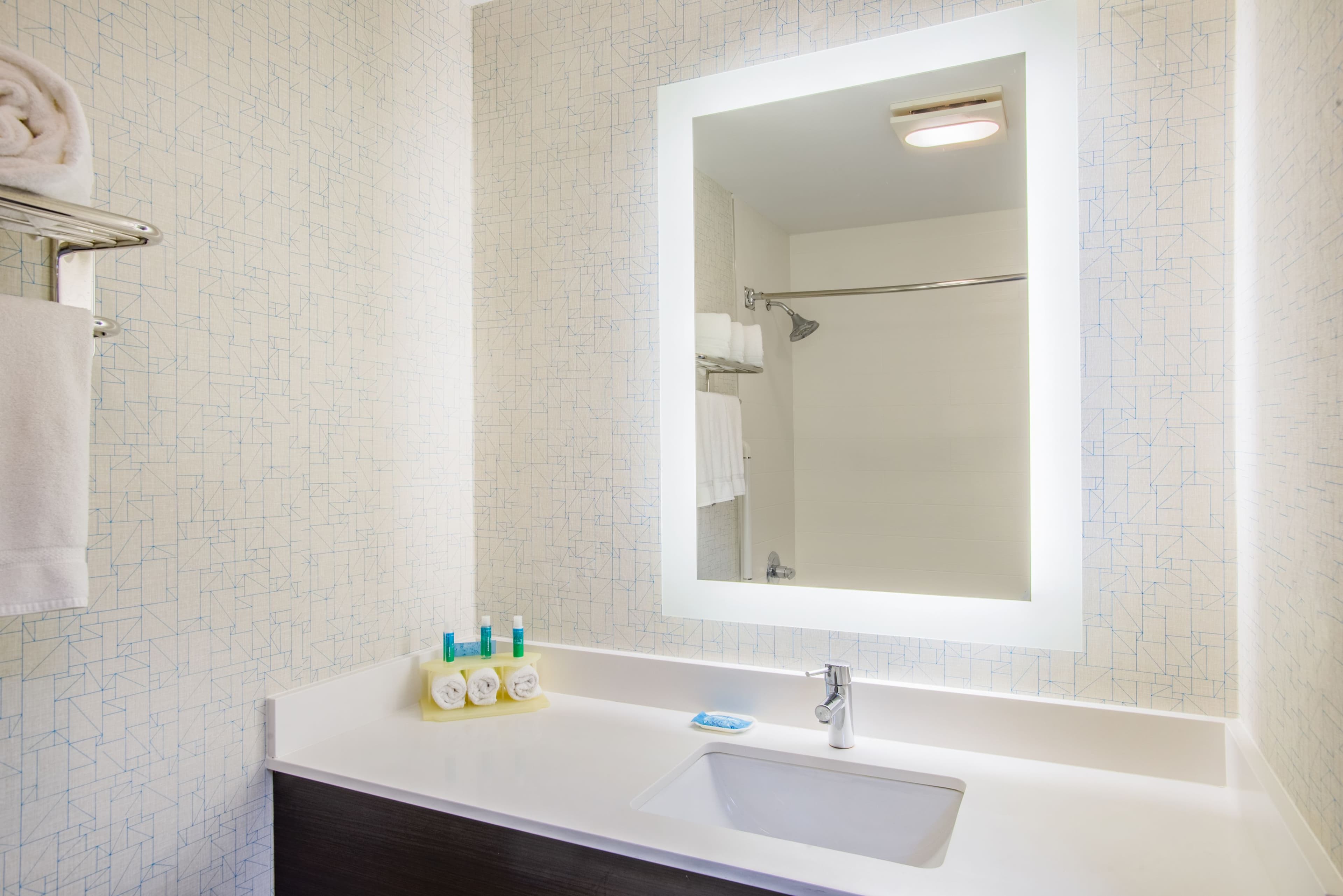 Holiday Inn Express & Suites Boston - Marlboro — 9