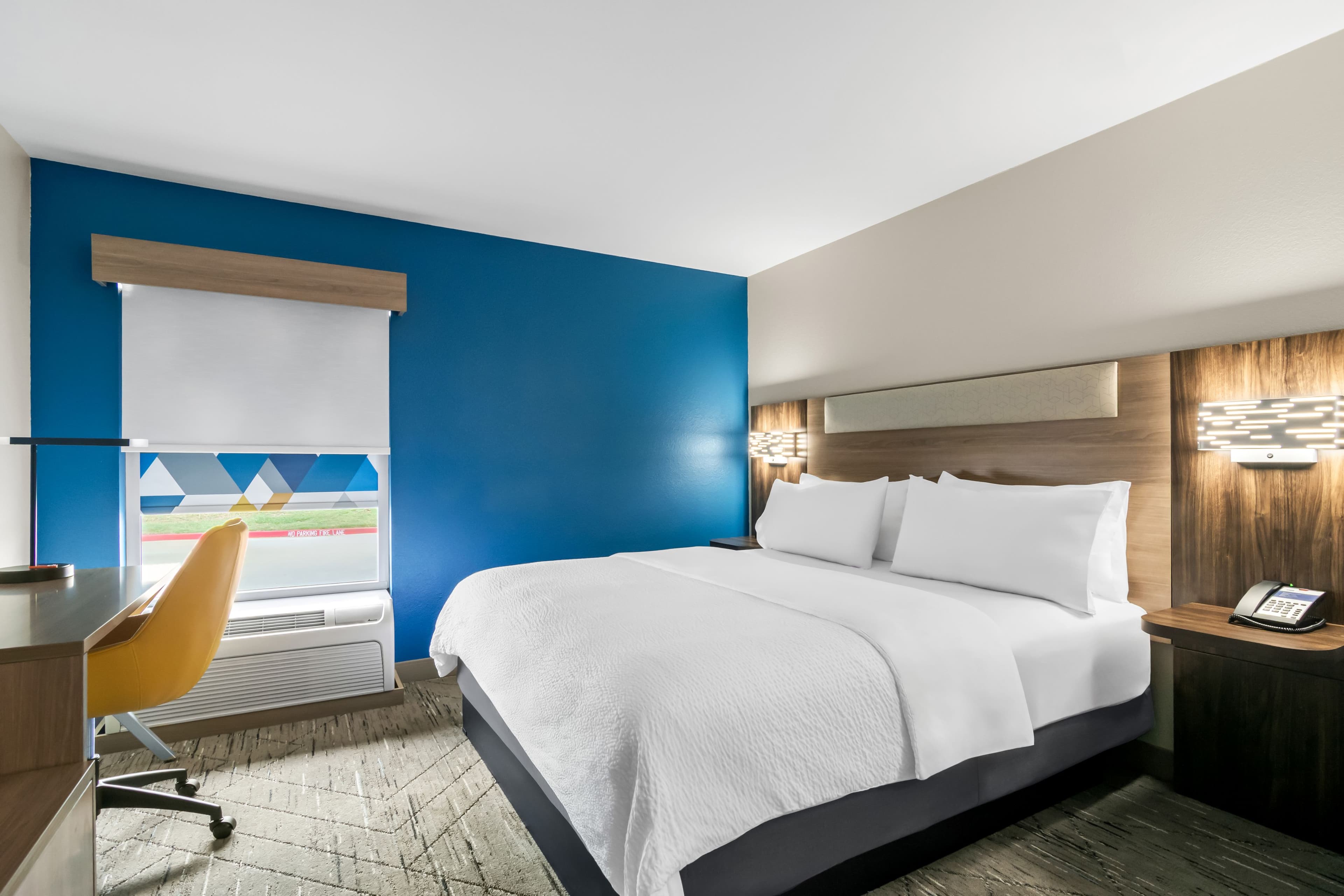 Holiday Inn Express & Suites Joplin Southeast - Image 4