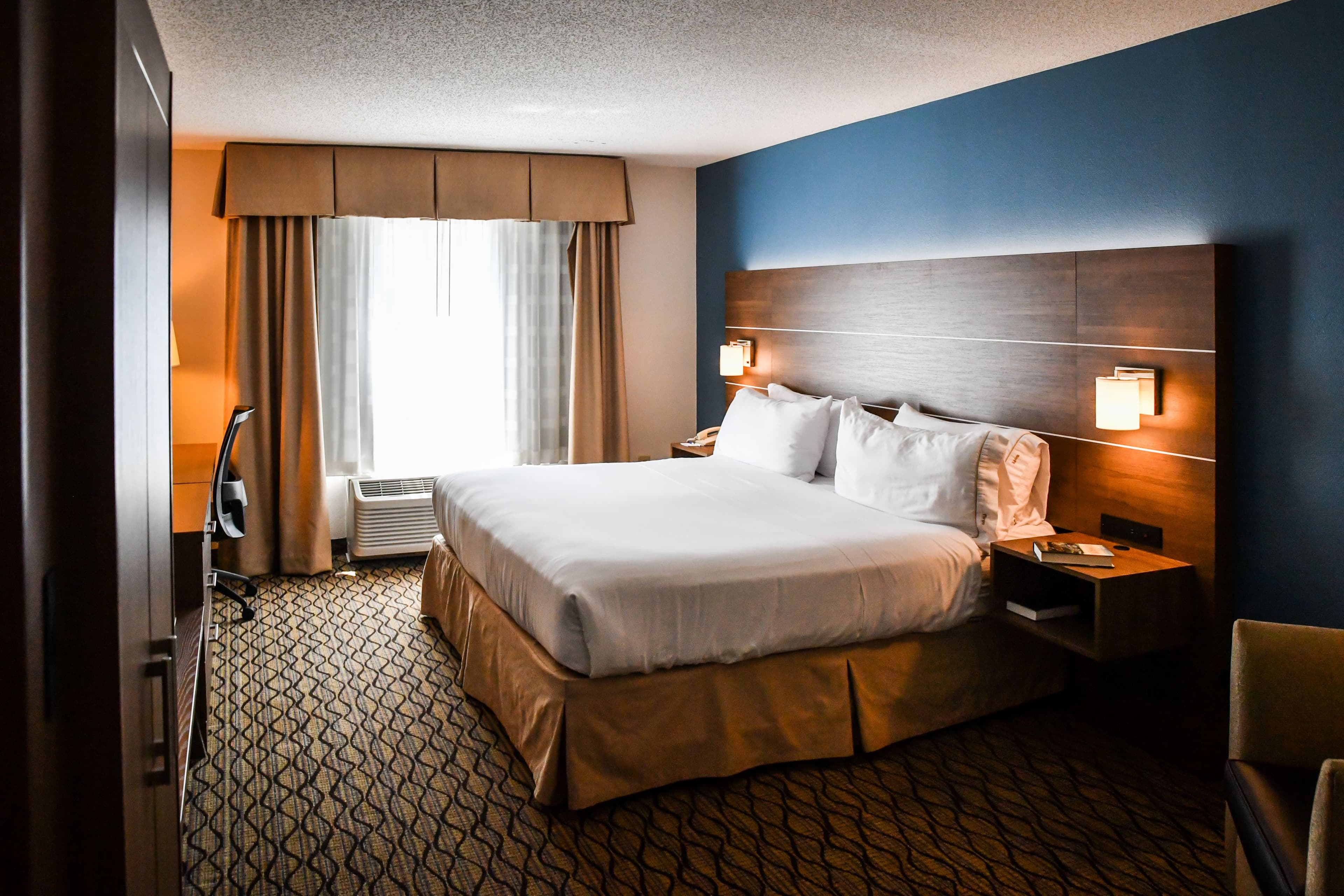 Holiday Inn Express & Suites Concord — 6