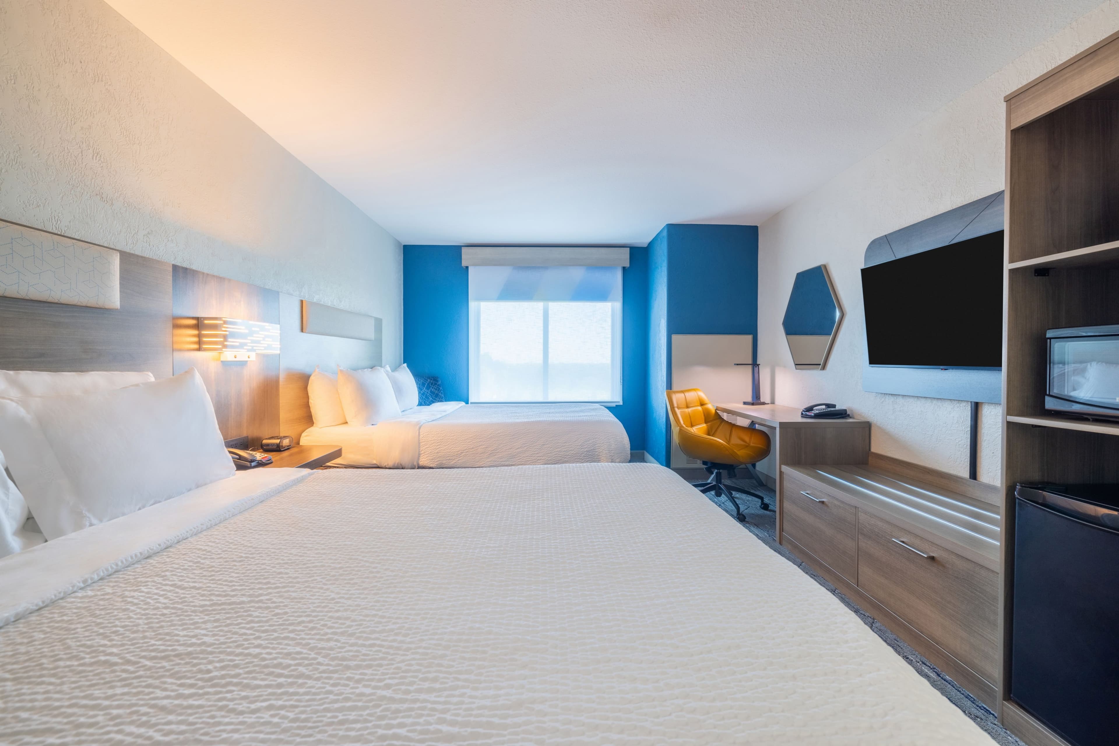 Holiday Inn Express & Suites Kansas City Airport — 11