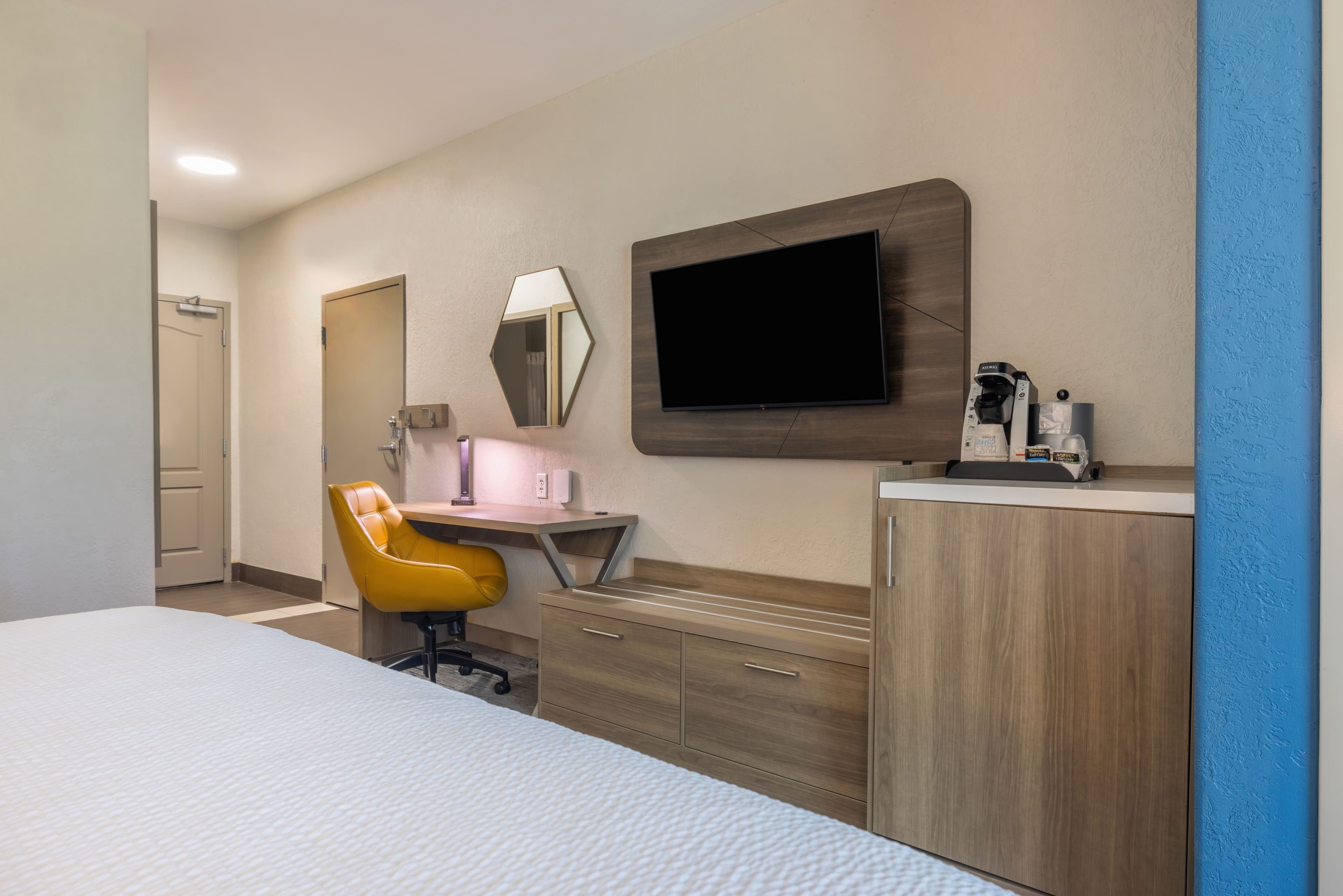 Holiday Inn Express & Suites Kansas City Airport — 7