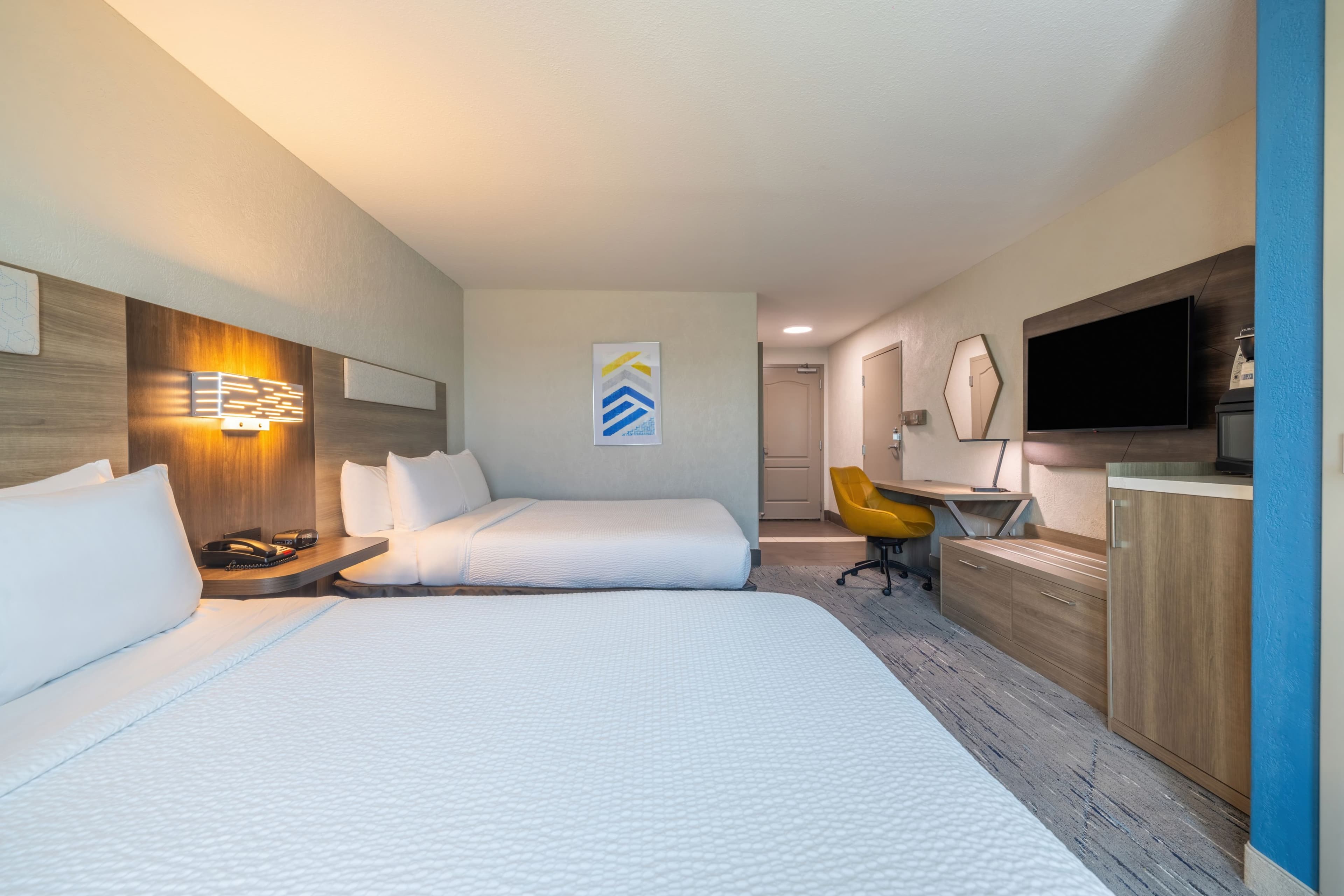 Holiday Inn Express & Suites Kansas City Airport — 10