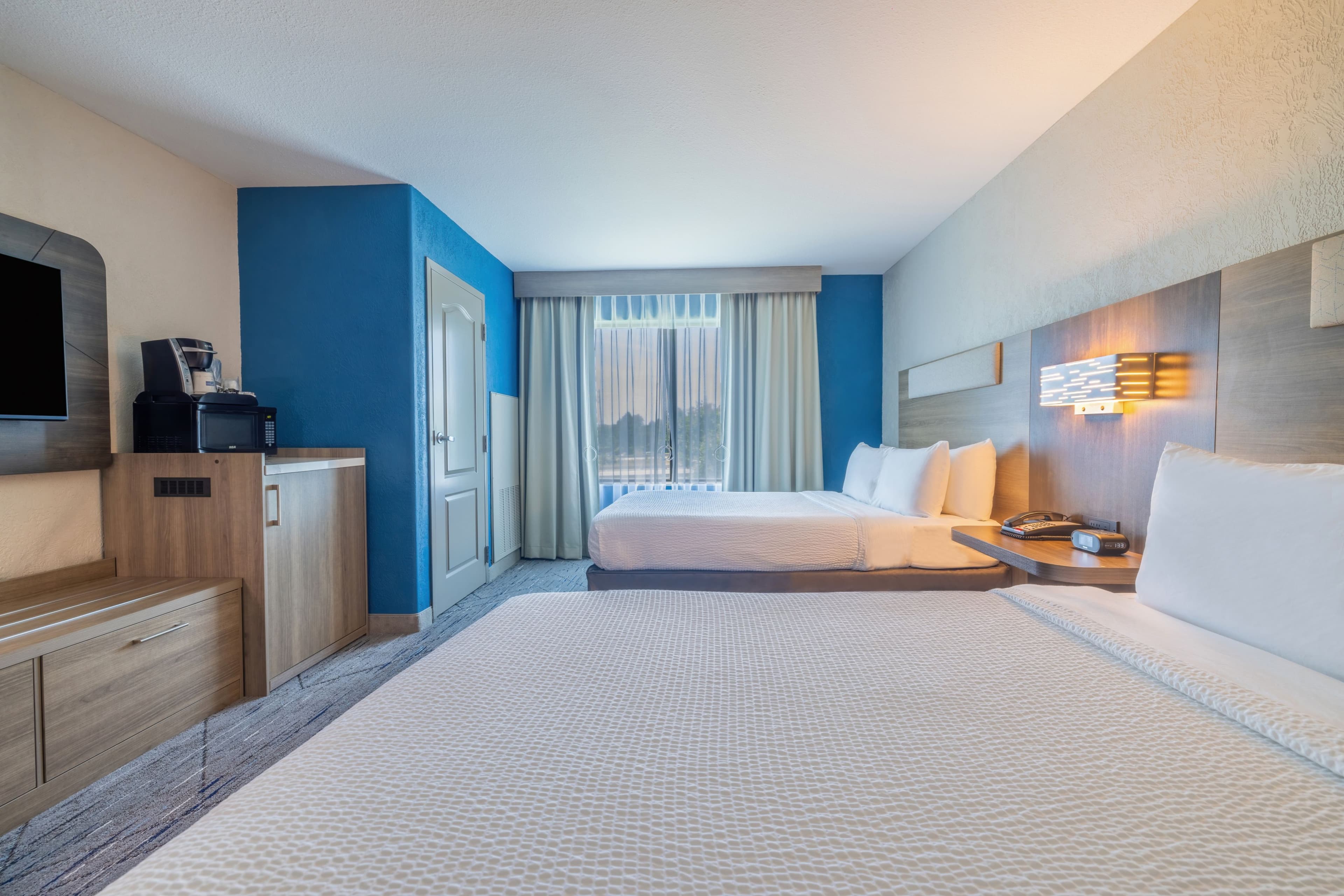 Holiday Inn Express & Suites Kansas City Airport — 12