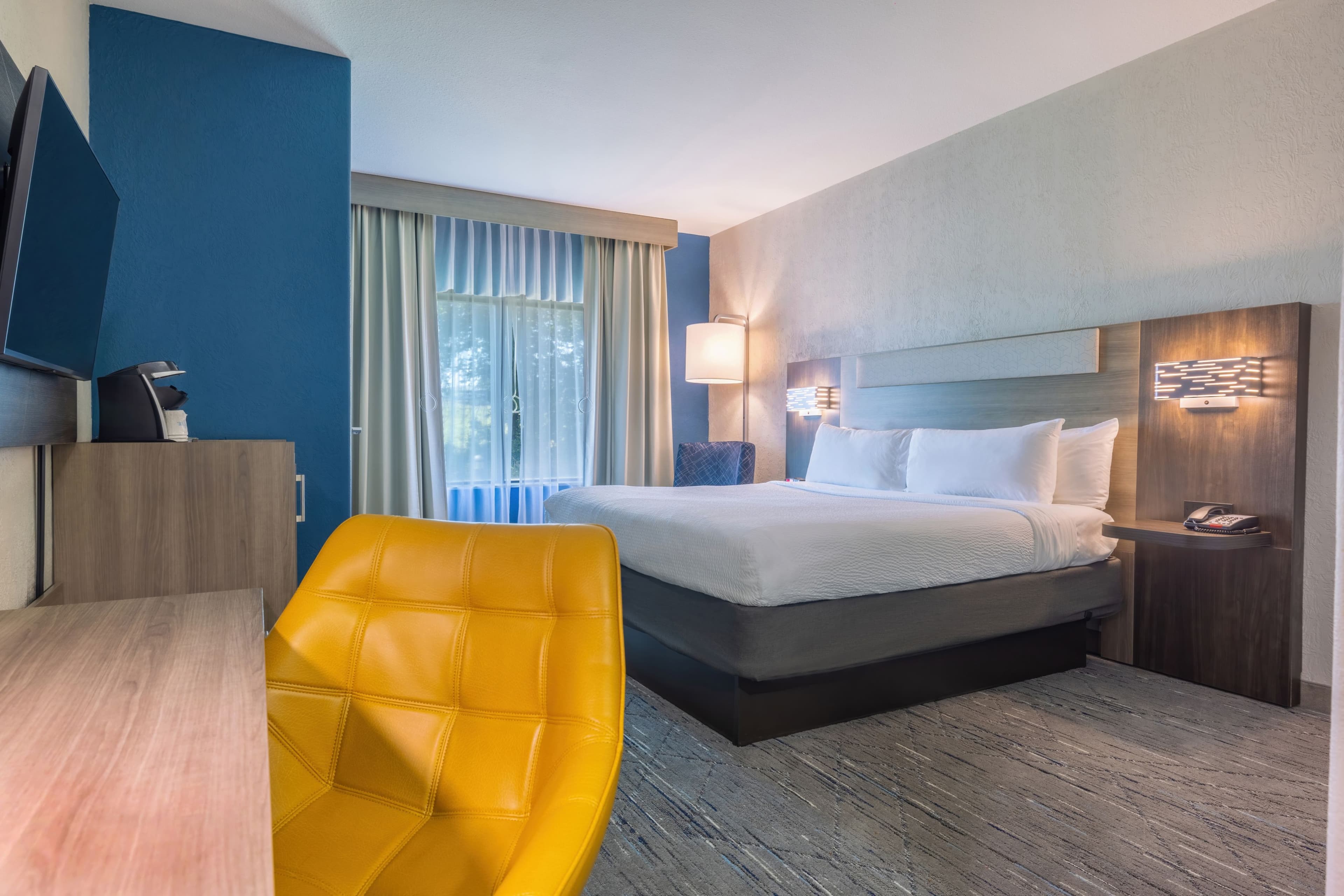 Holiday Inn Express & Suites Kansas City Airport — 6