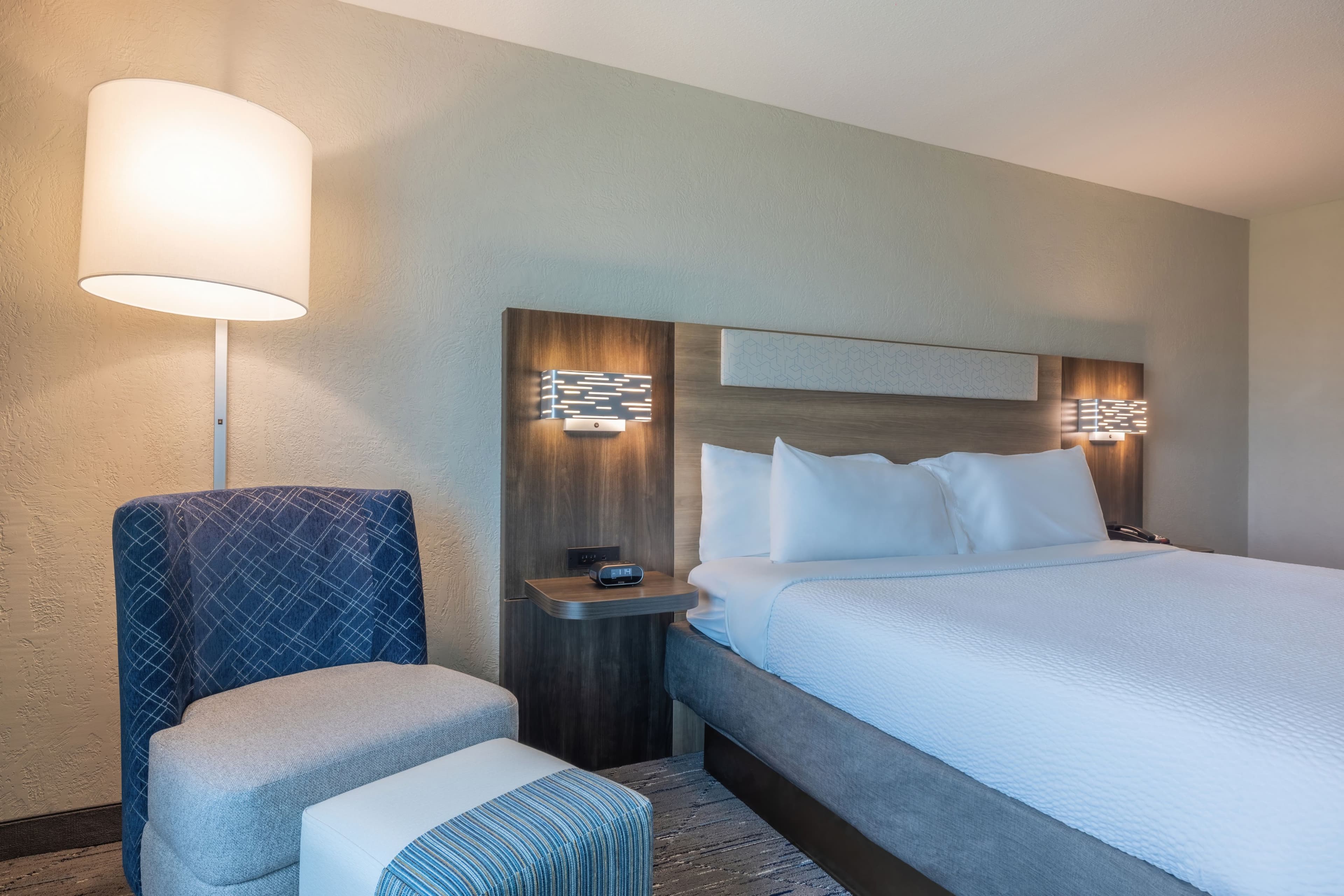 Holiday Inn Express & Suites Kansas City Airport — 9