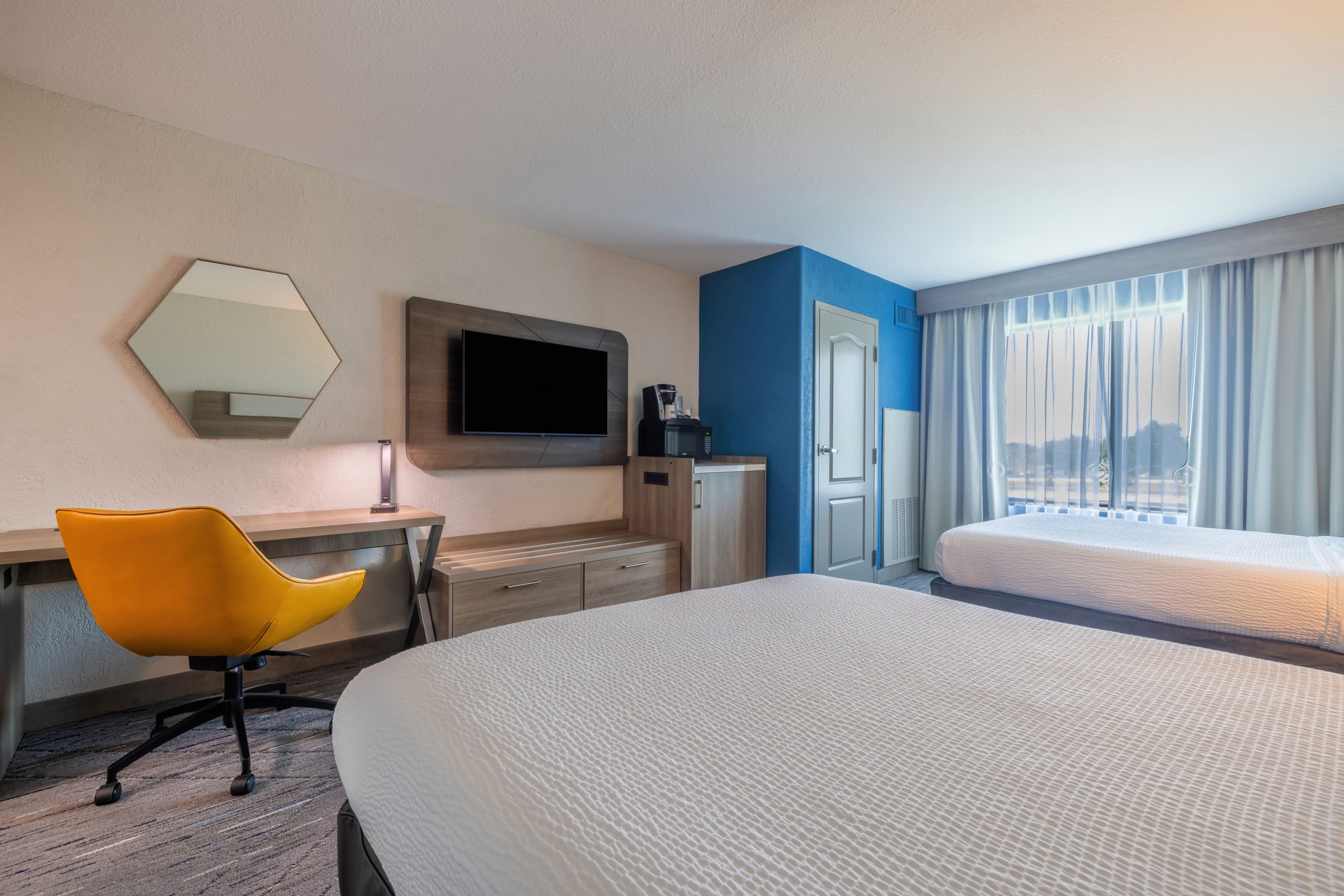 Holiday Inn Express & Suites Kansas City Airport — 13