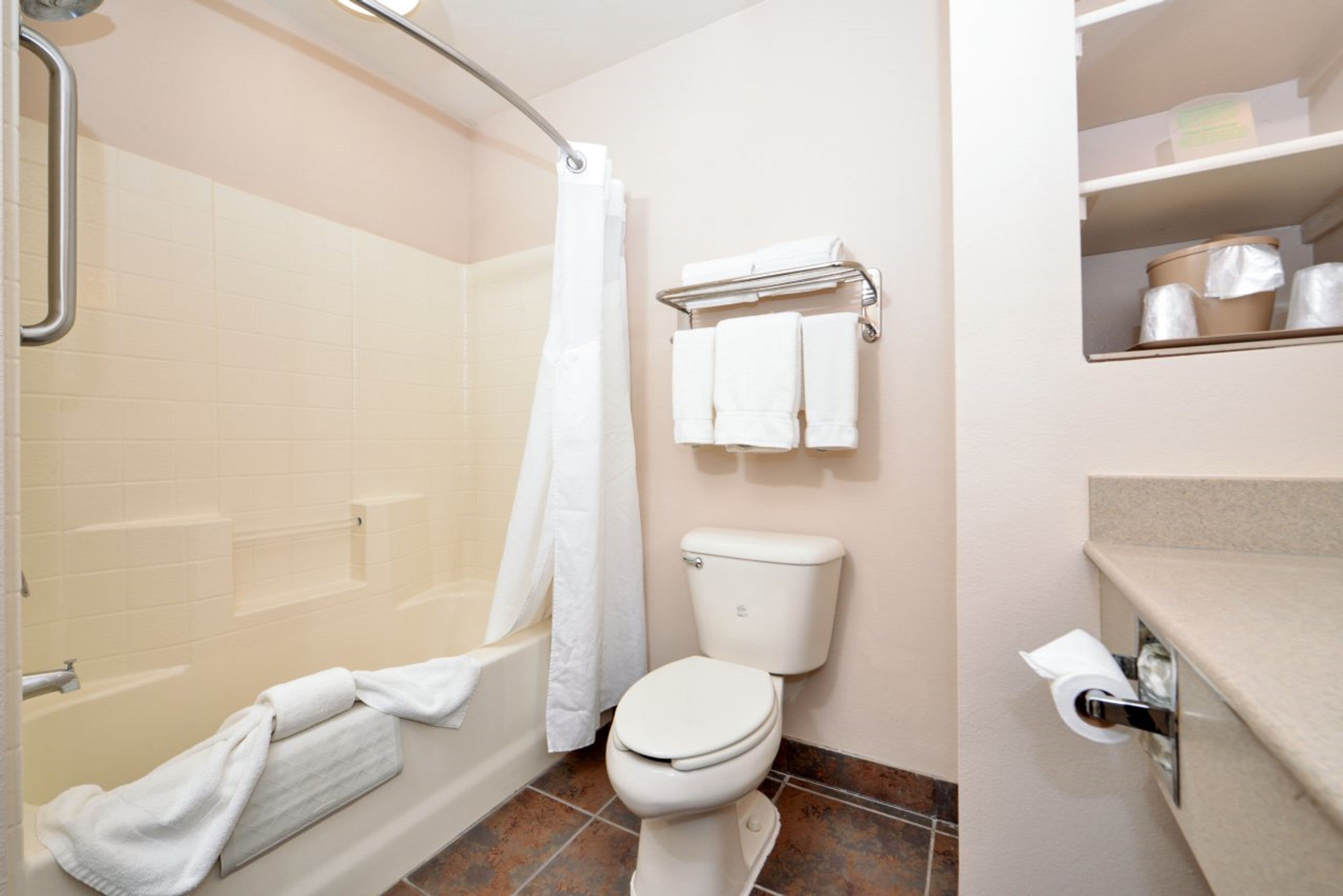 Holiday Inn Express & Suites Kingman - Image 5